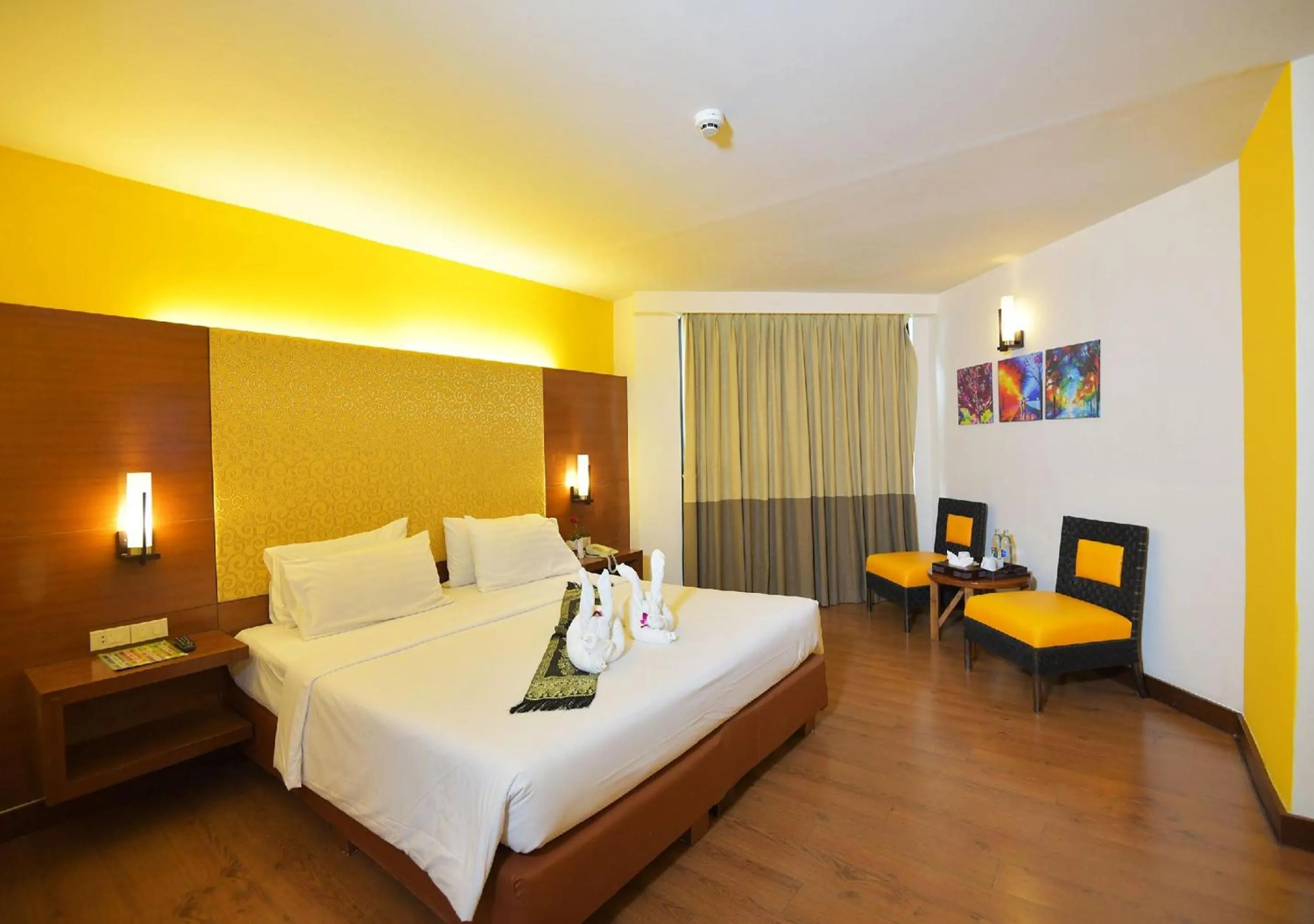 Seating area, Bed in The Seasons Pattaya