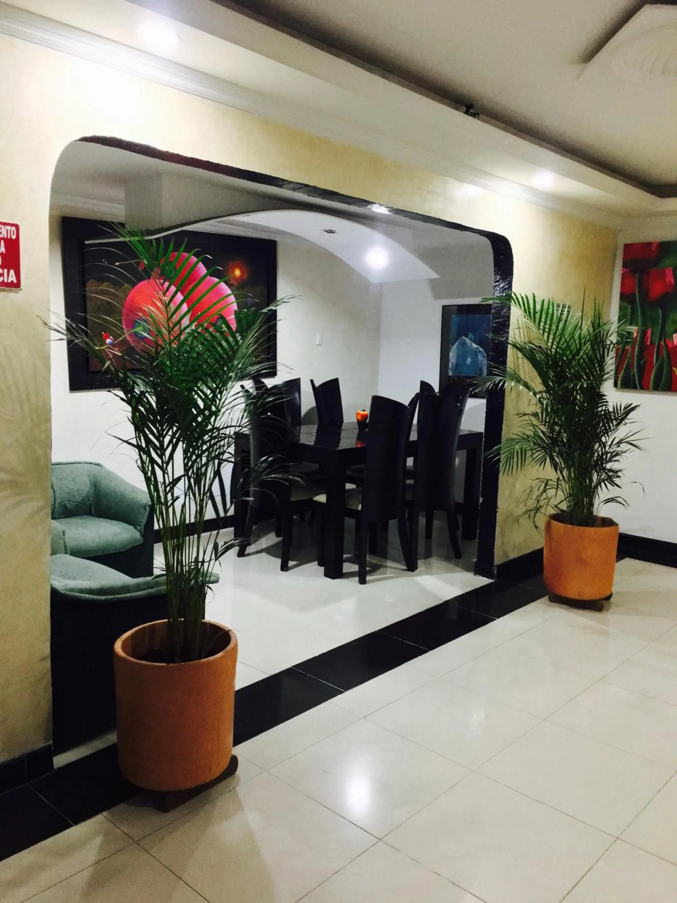 Restaurant/places to eat in Hotel Parkway Inn 58 Street