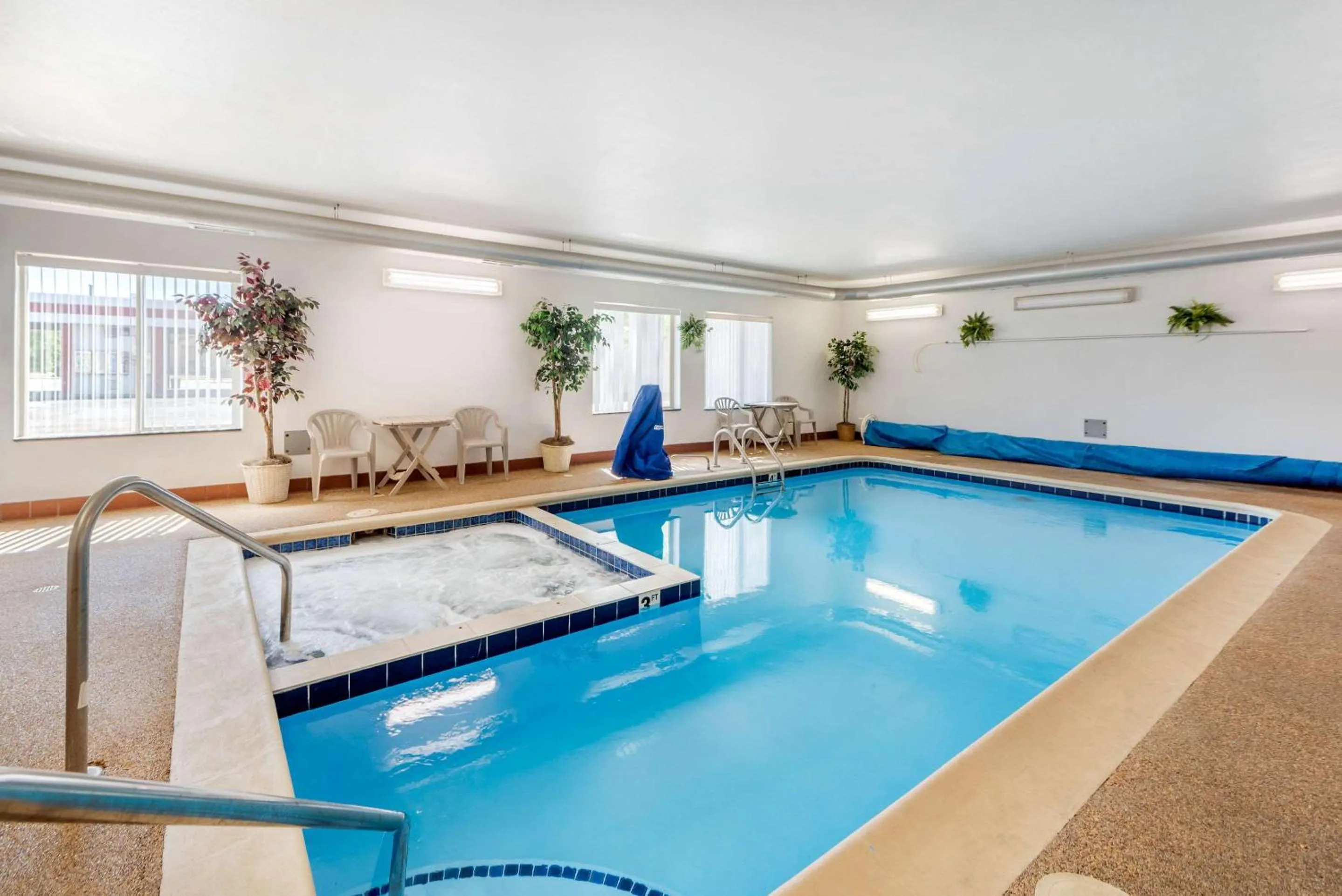 Swimming pool in Econo Lodge Colorado Springs near Airport