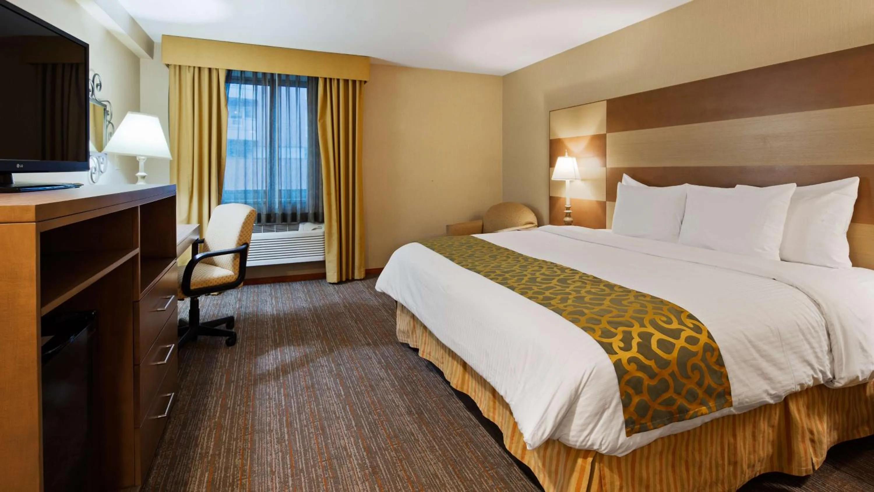 Photo of the whole room, Bed in Best Western Queens Court