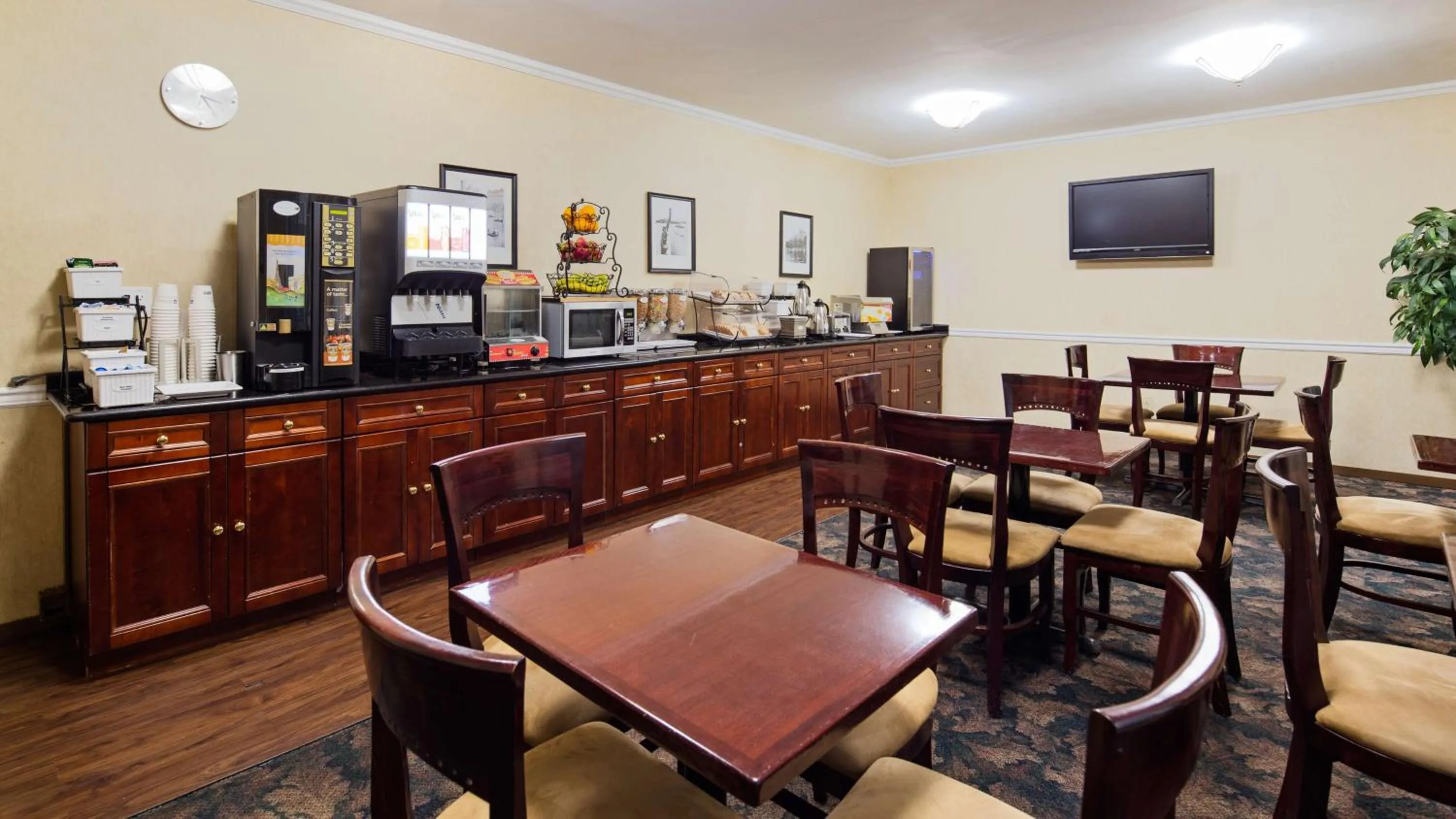 Restaurant/places to eat in Best Western Queens Court