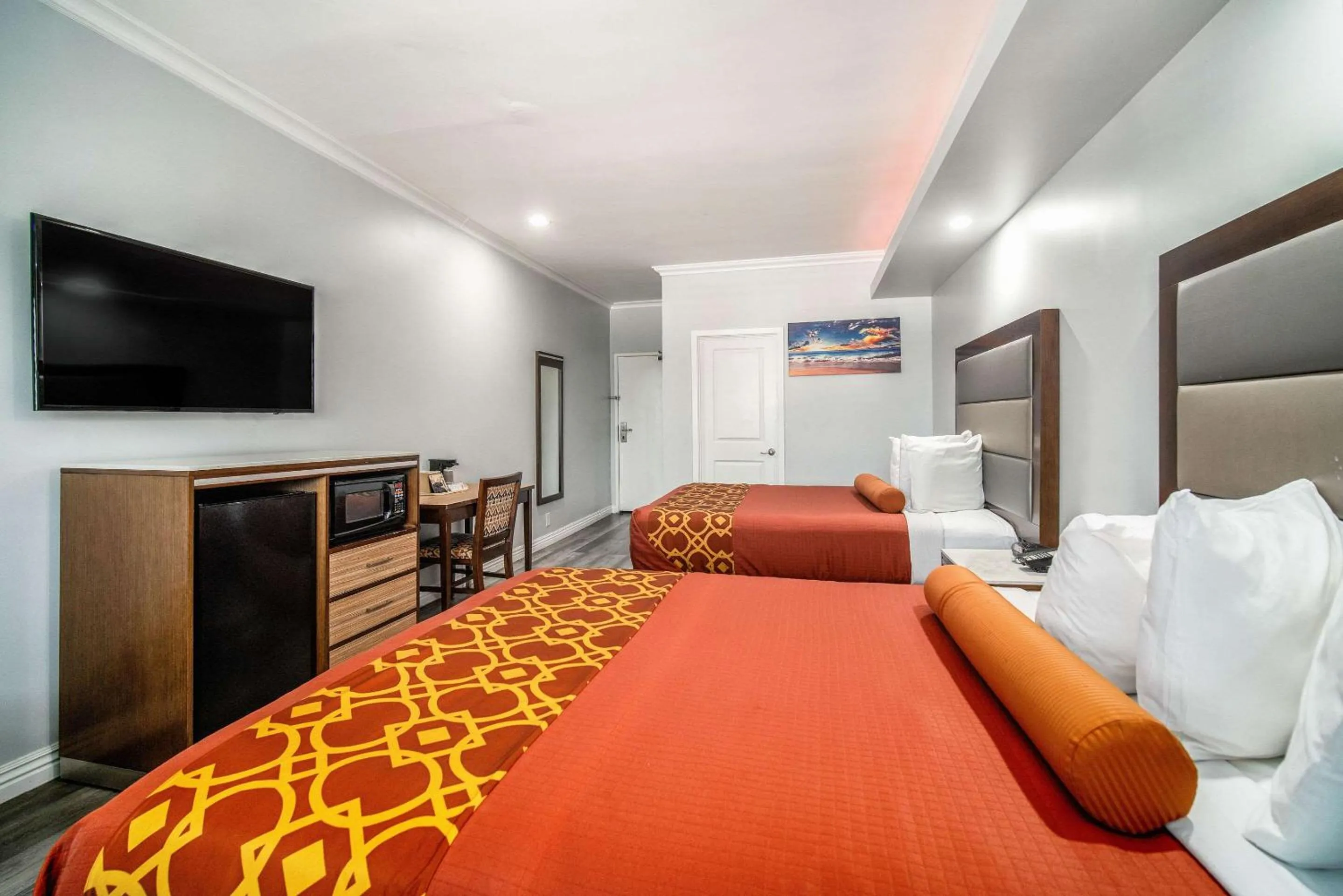 Bedroom, Bed in Rodeway Inn & Suites Pasadena