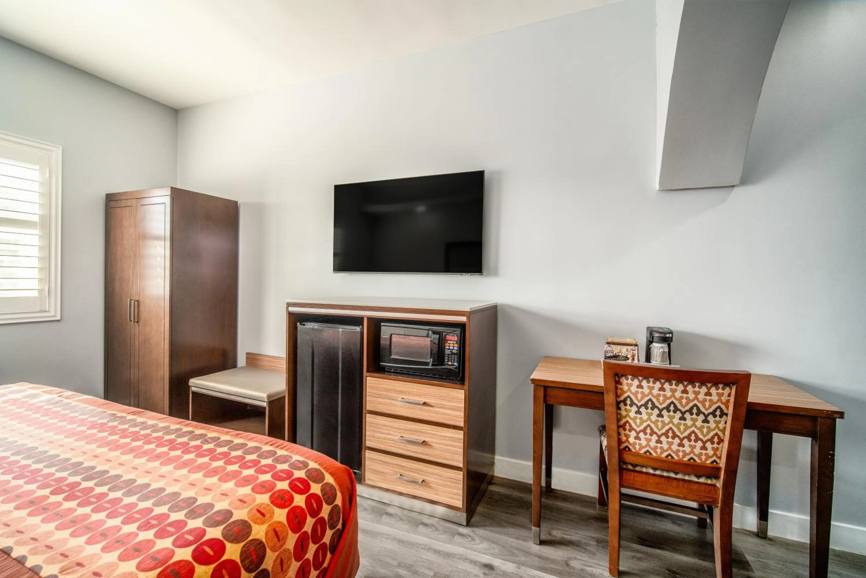 TV and multimedia, Bed in Rodeway Inn & Suites Pasadena