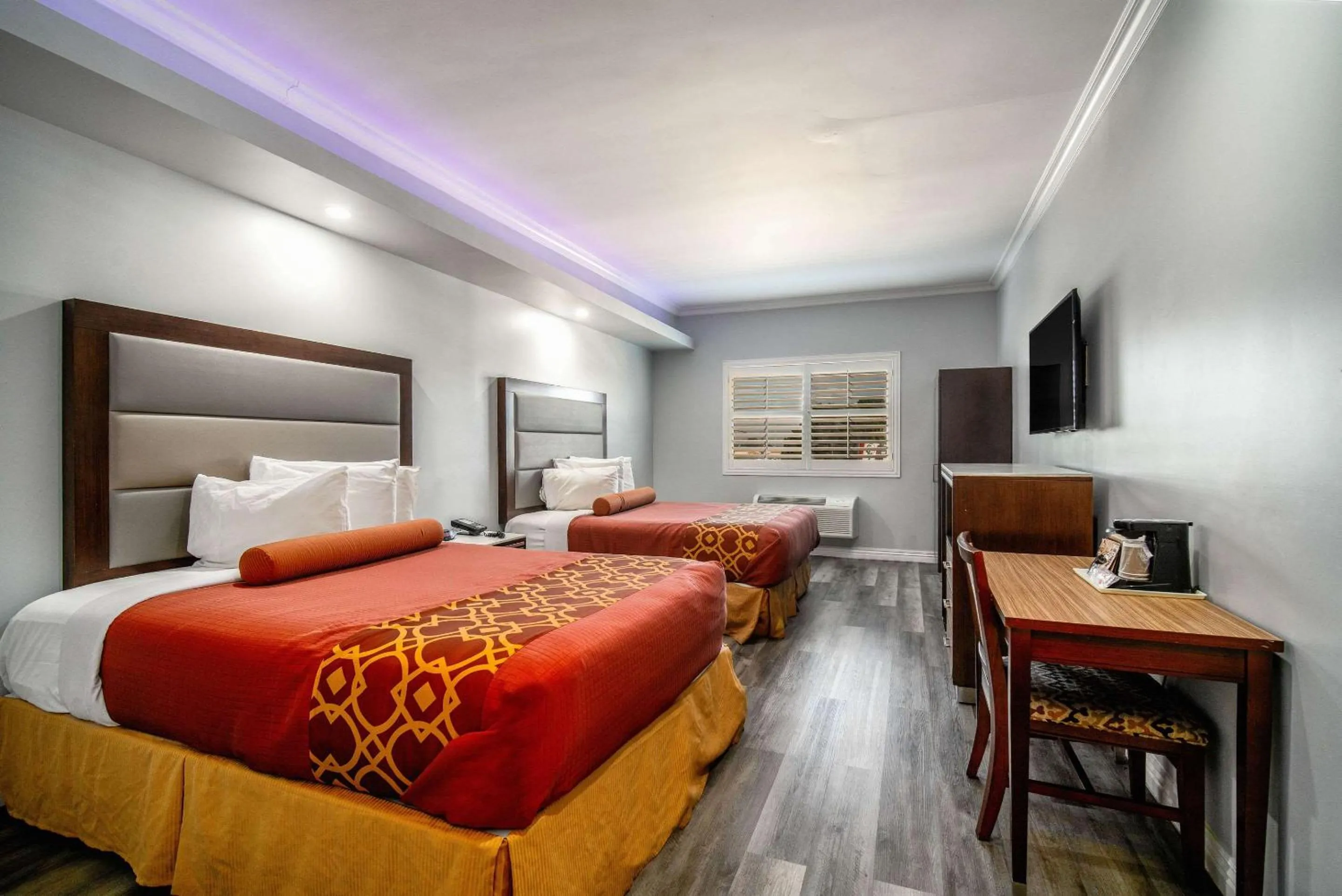 Bedroom, Bed in Rodeway Inn & Suites Pasadena