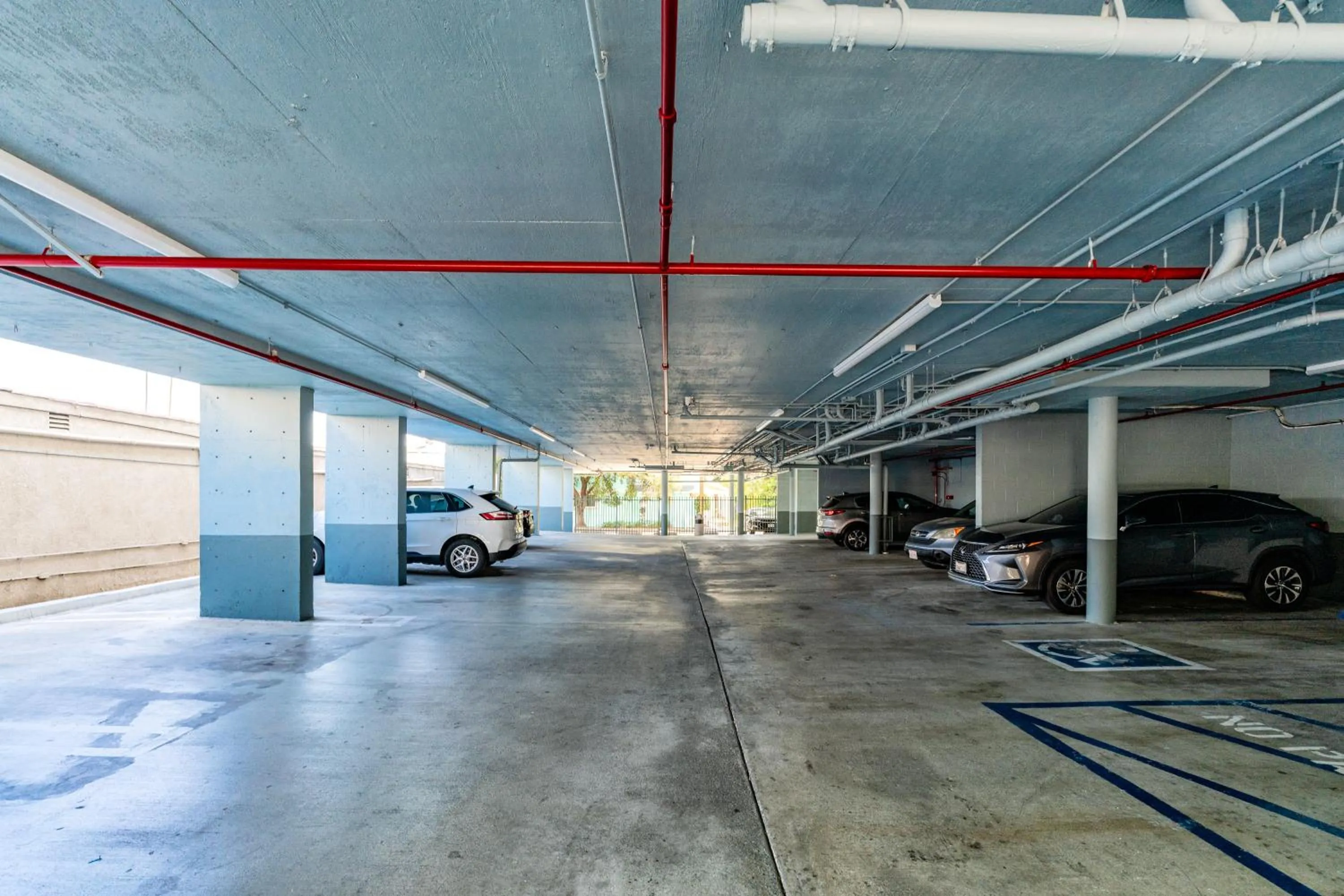 Parking in Rodeway Inn & Suites Pasadena