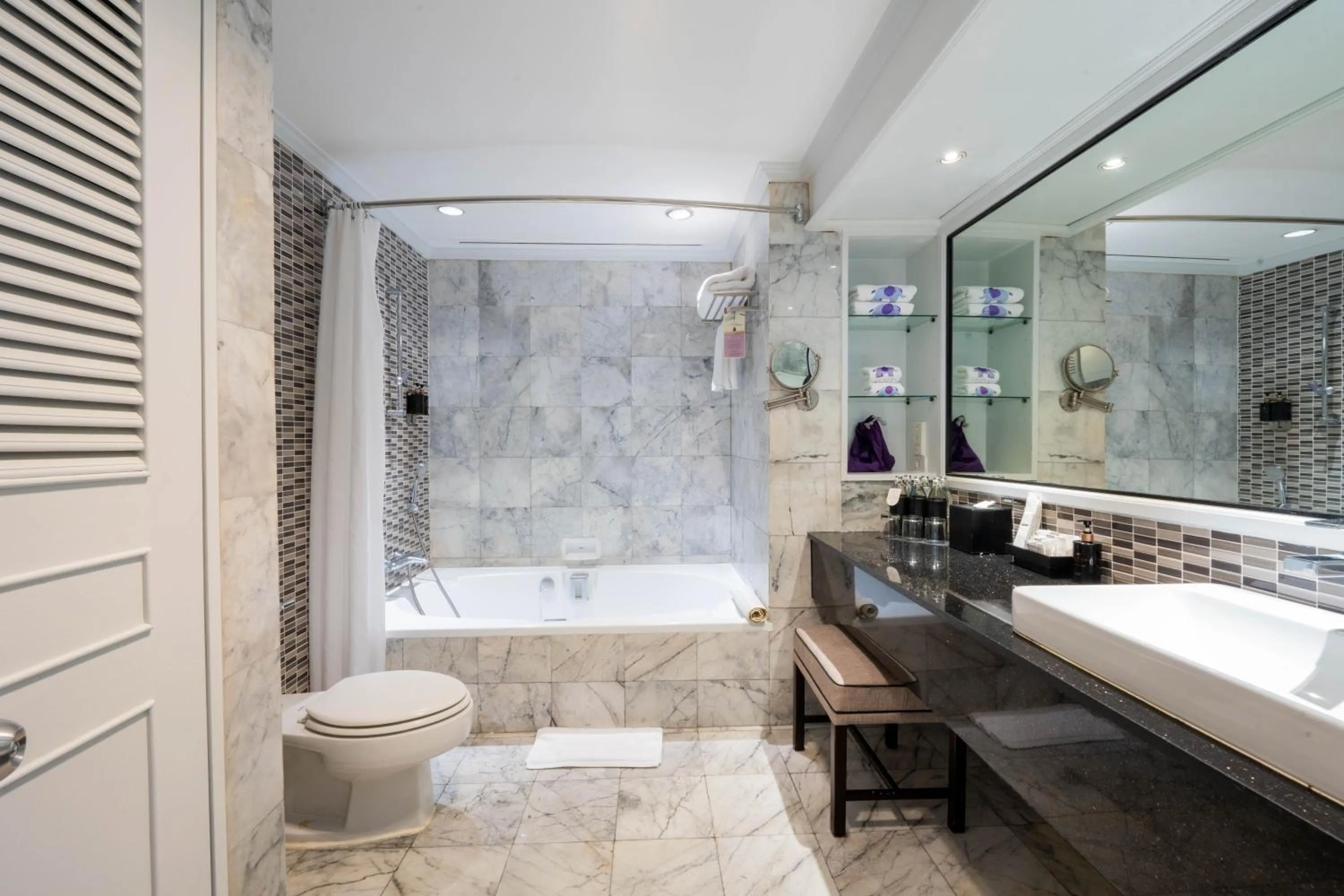 Shower in The Sukosol Hotel