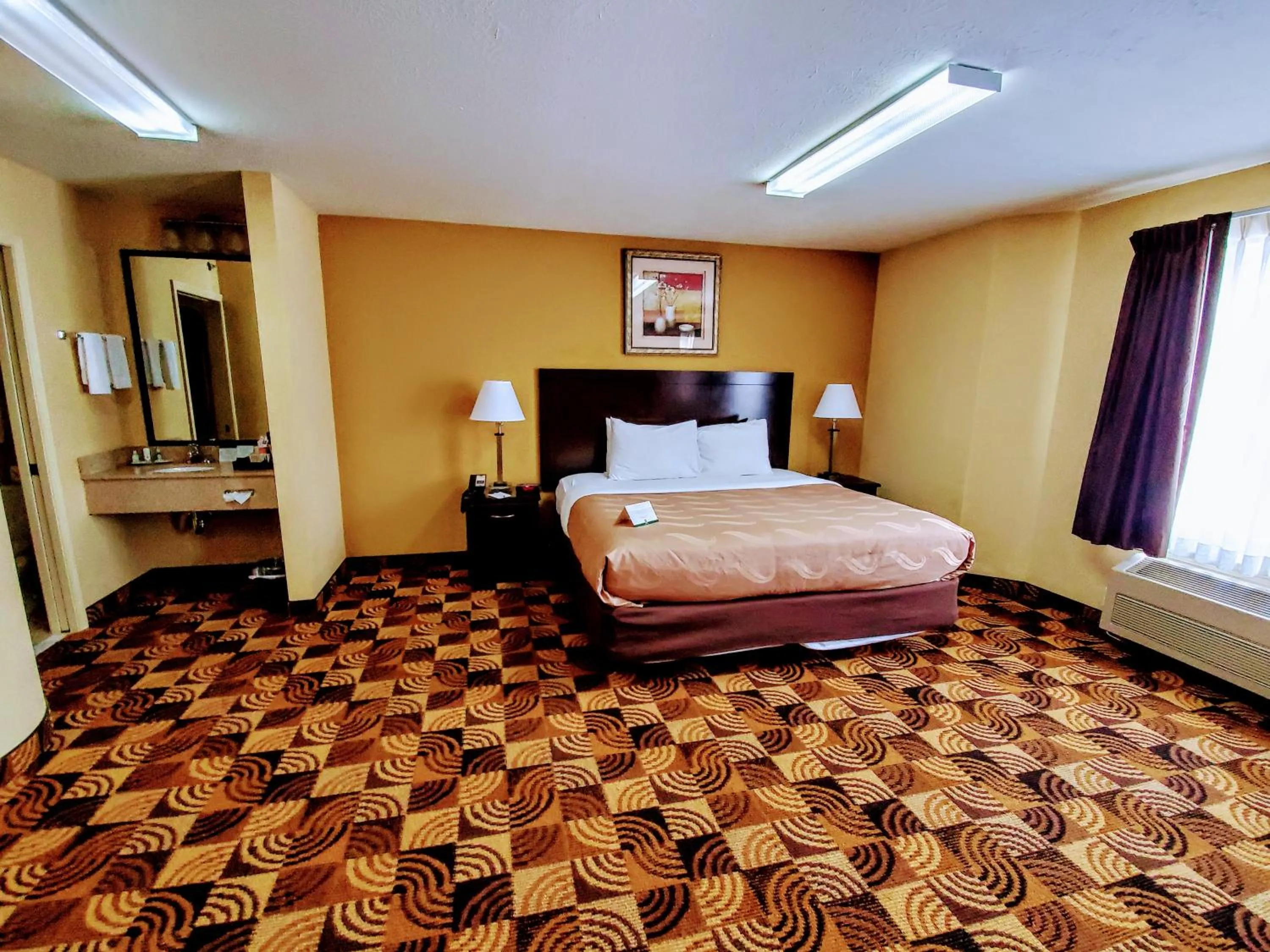 Bed in Quality Inn Brunswick Cleveland South