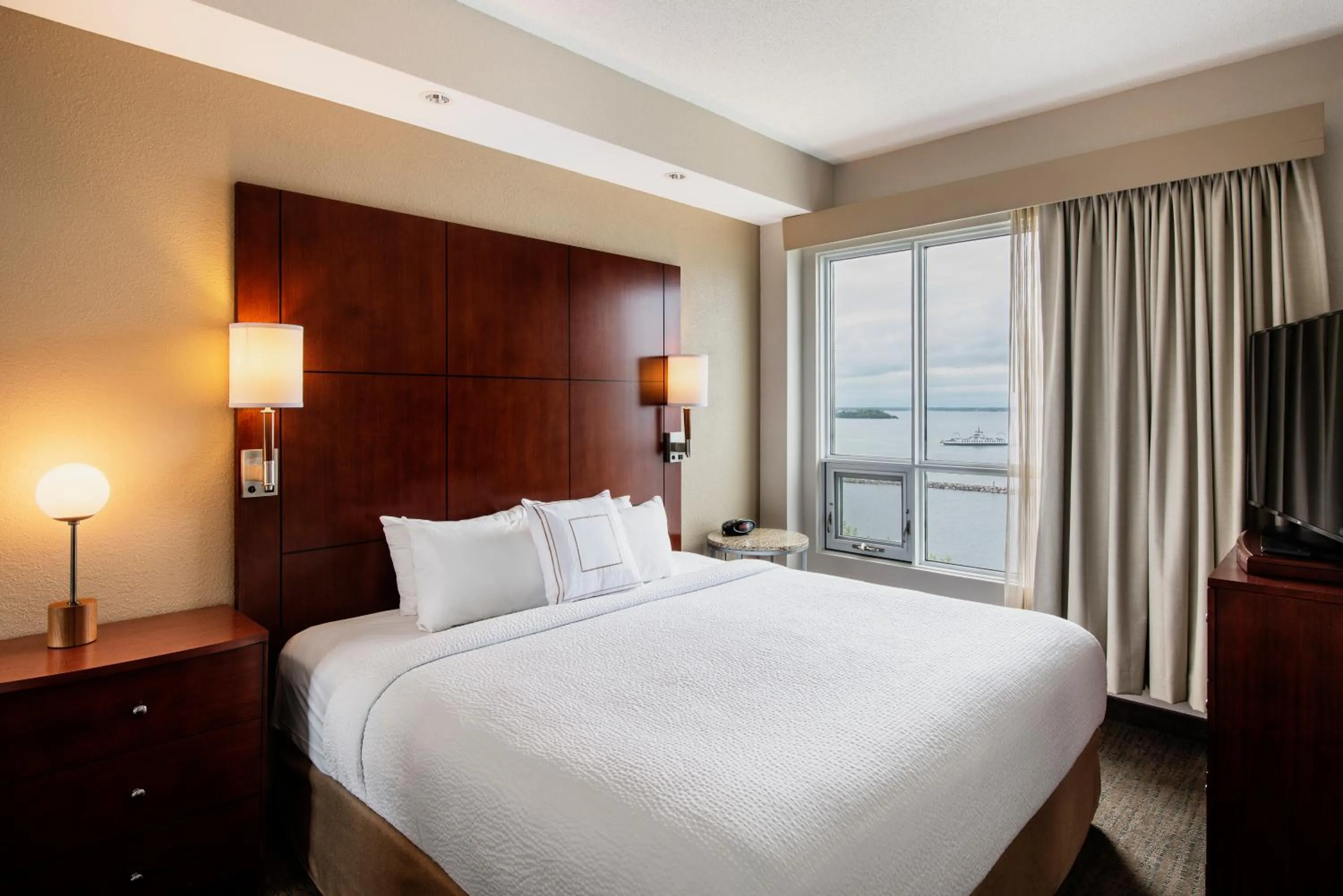 Lake view, Bed in Residence Inn by Marriott Kingston Water's Edge