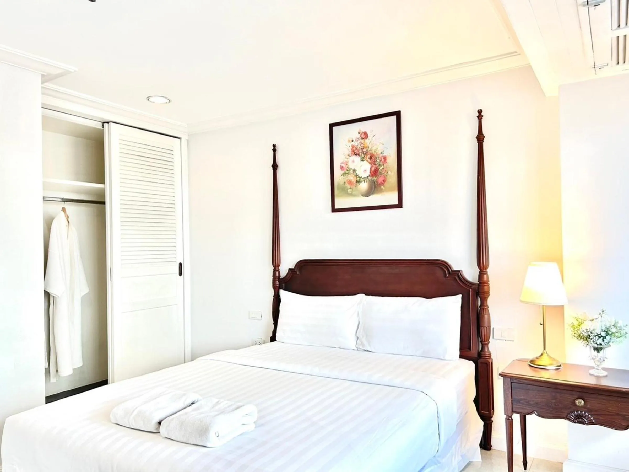 Bedroom, Bed in Forum Park Hotel