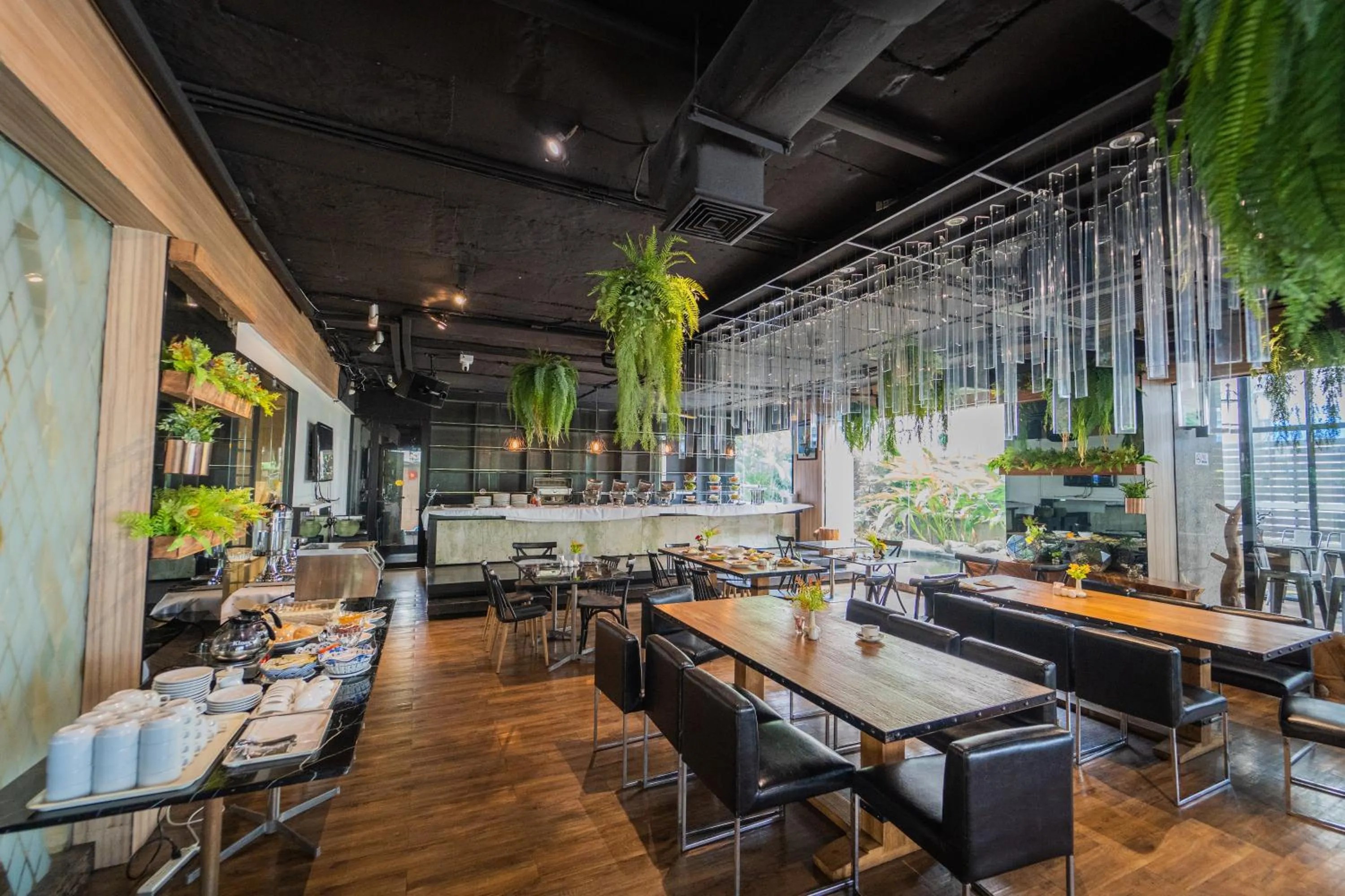 Restaurant/places to eat in Forum Park Hotel