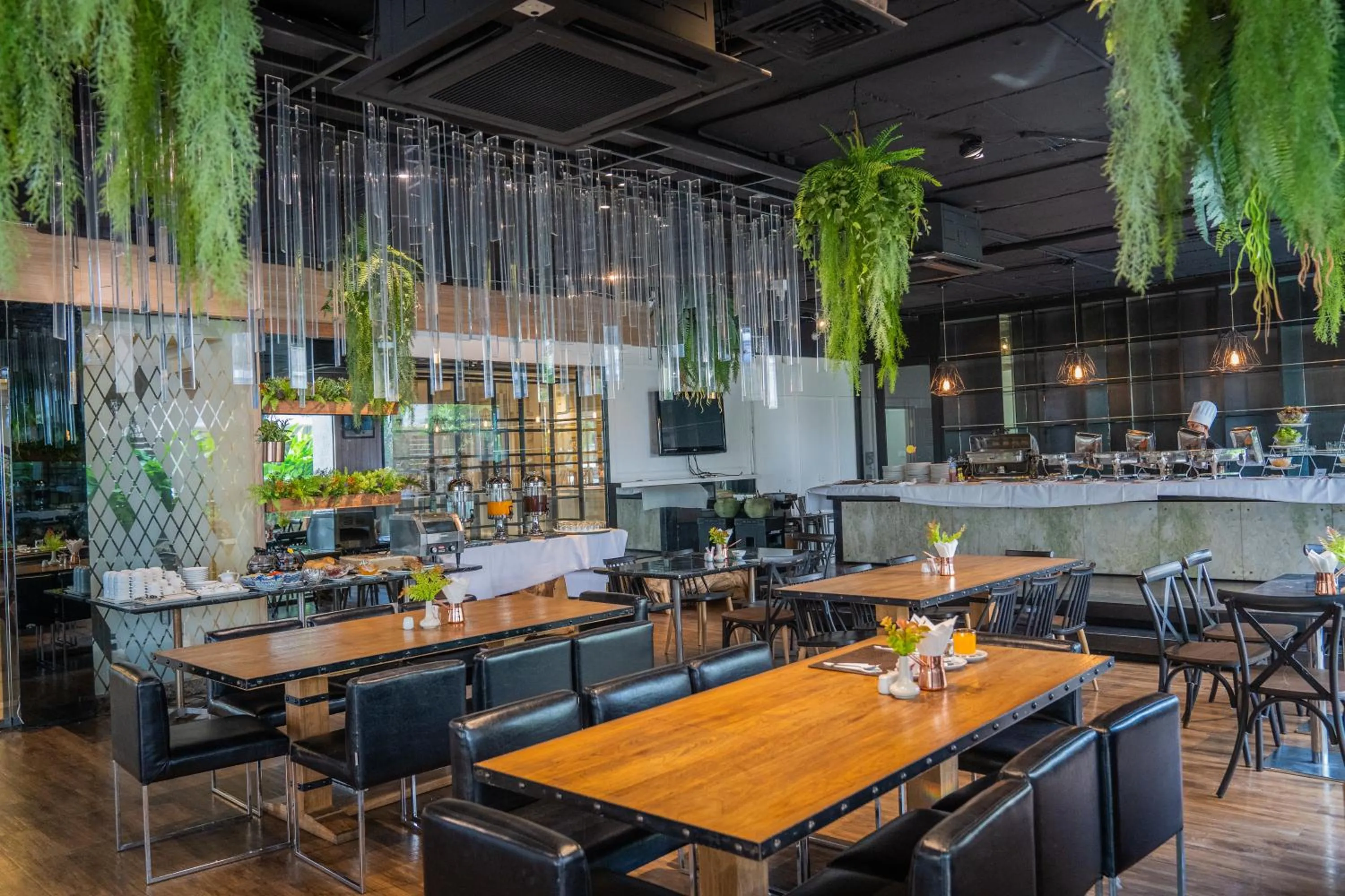 Restaurant/places to eat in Forum Park Hotel