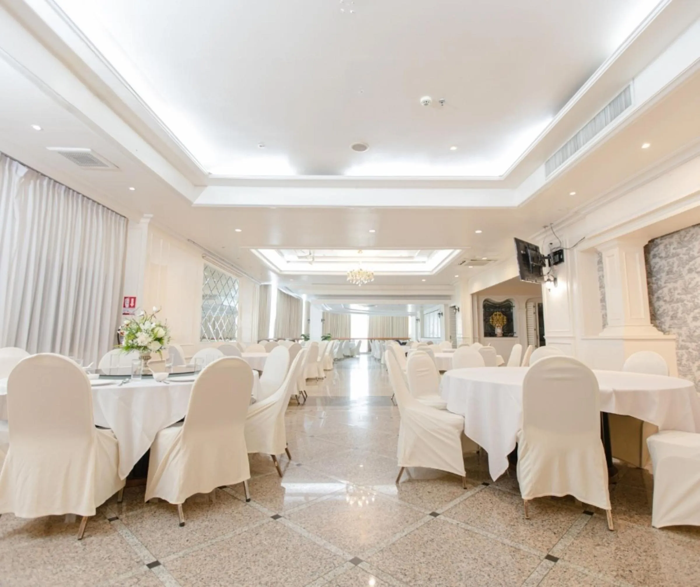 Restaurant/places to eat in Forum Park Hotel