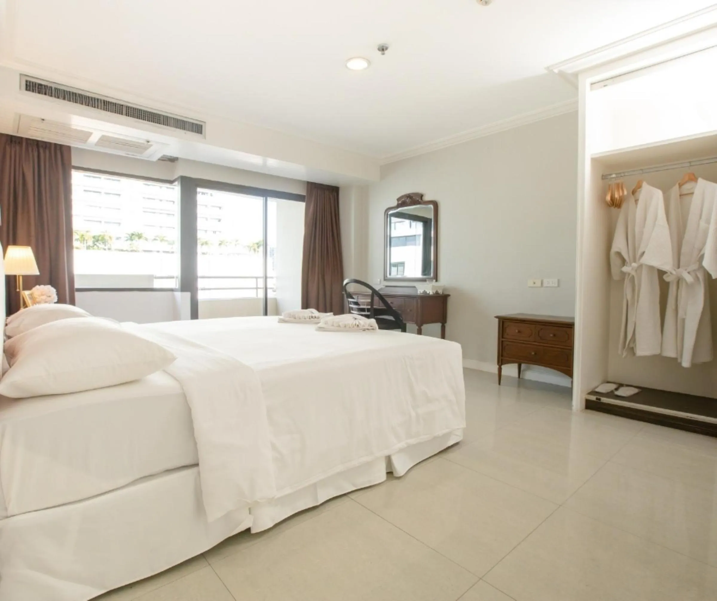 Bedroom, Bed in Forum Park Hotel