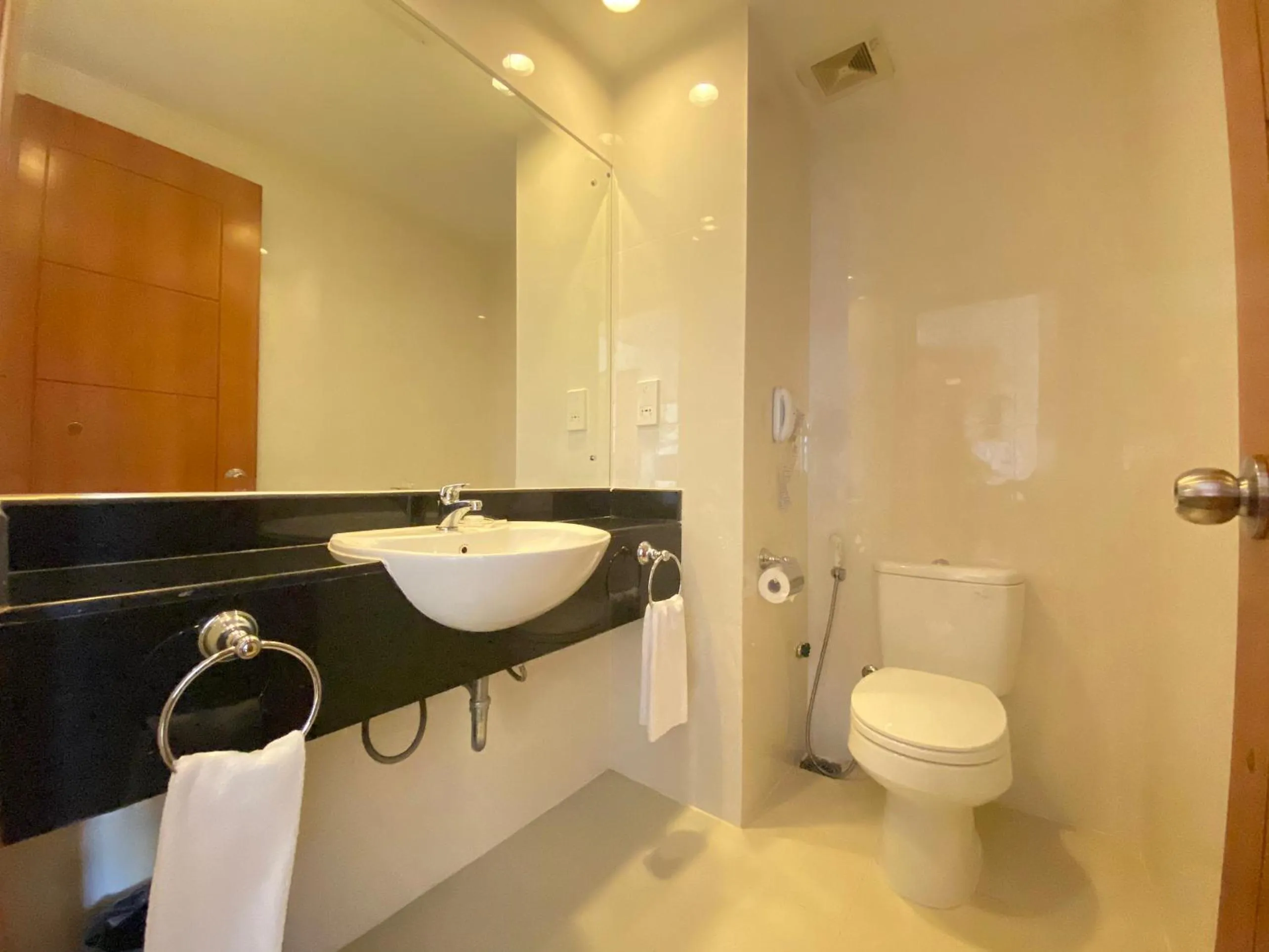 Bath in Muong Thanh Holiday Da Lat Hotel