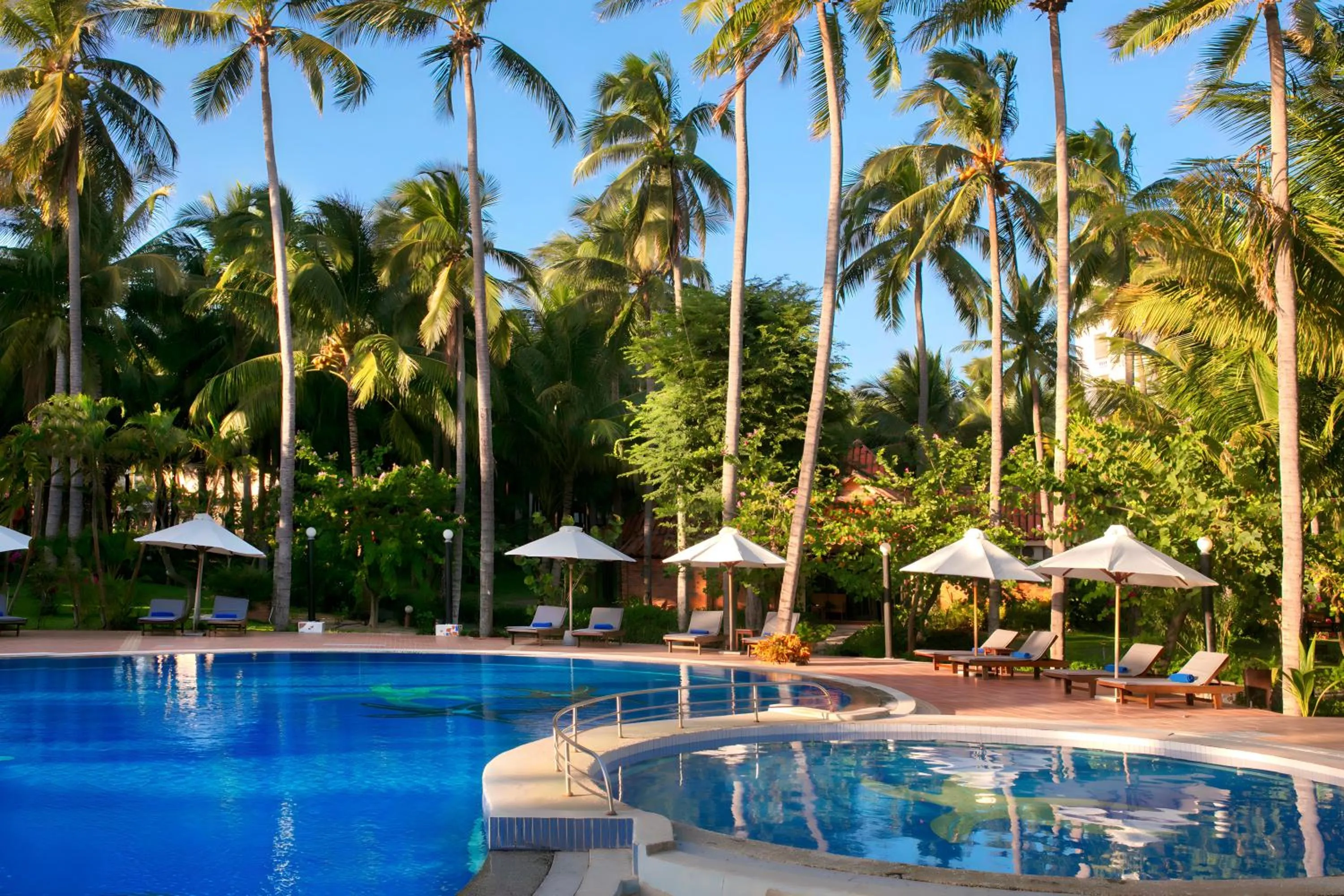 Swimming pool in Sea Lion Beach Resort Mui Ne