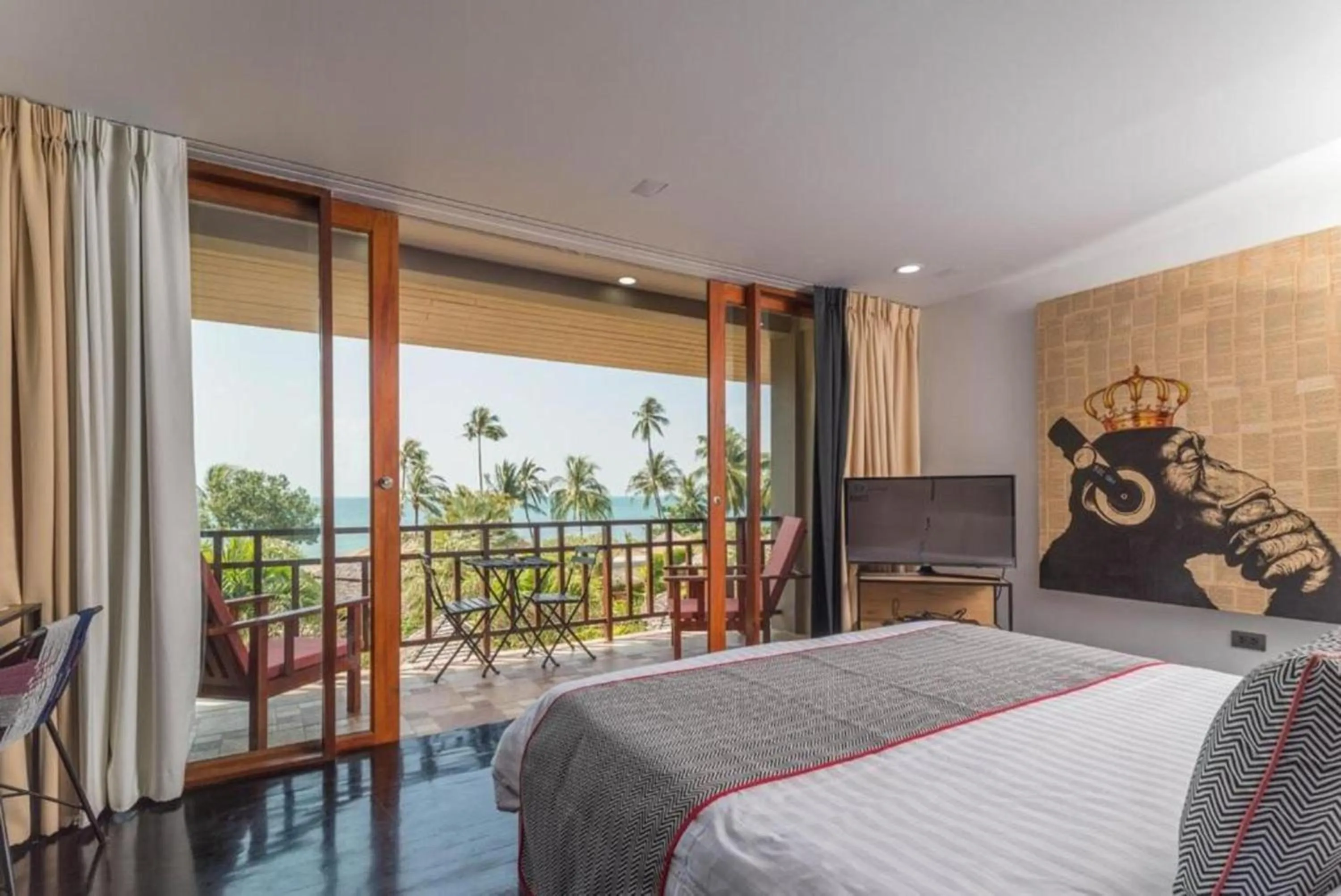 Bed in The Sunset Beach Resort & Spa, Taling Ngam, Ko Samui