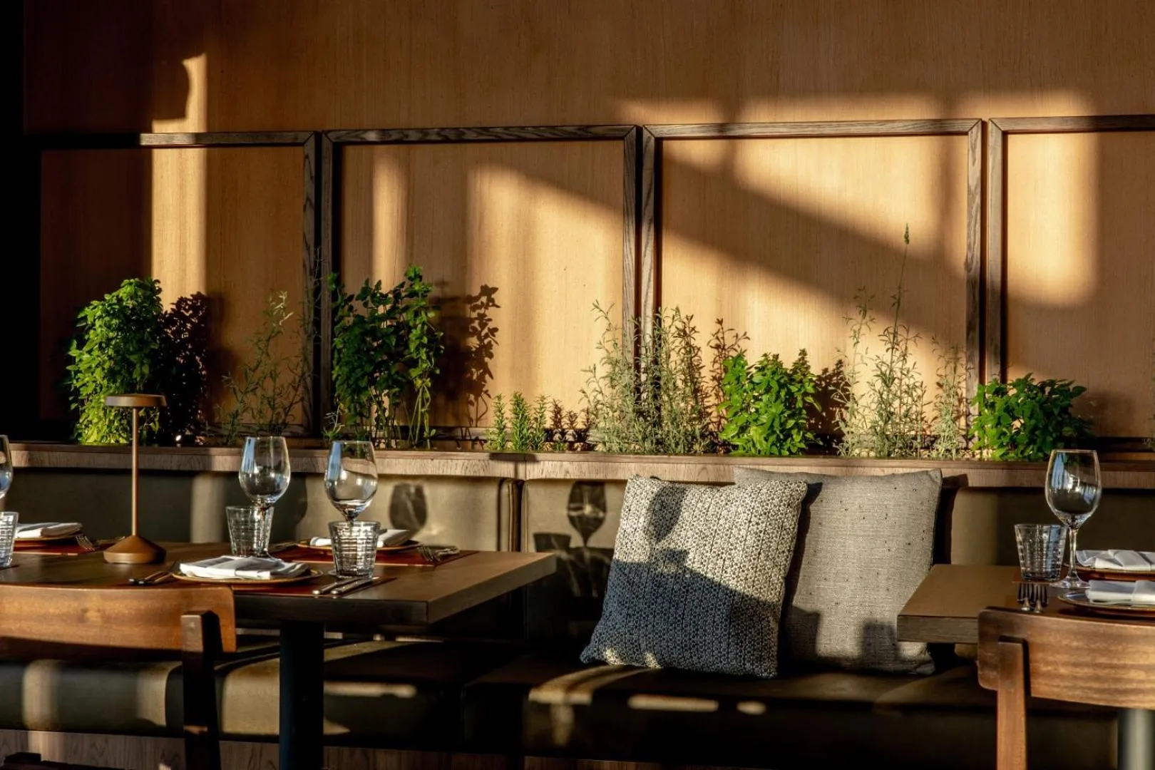 Restaurant/places to eat in Elios Hill