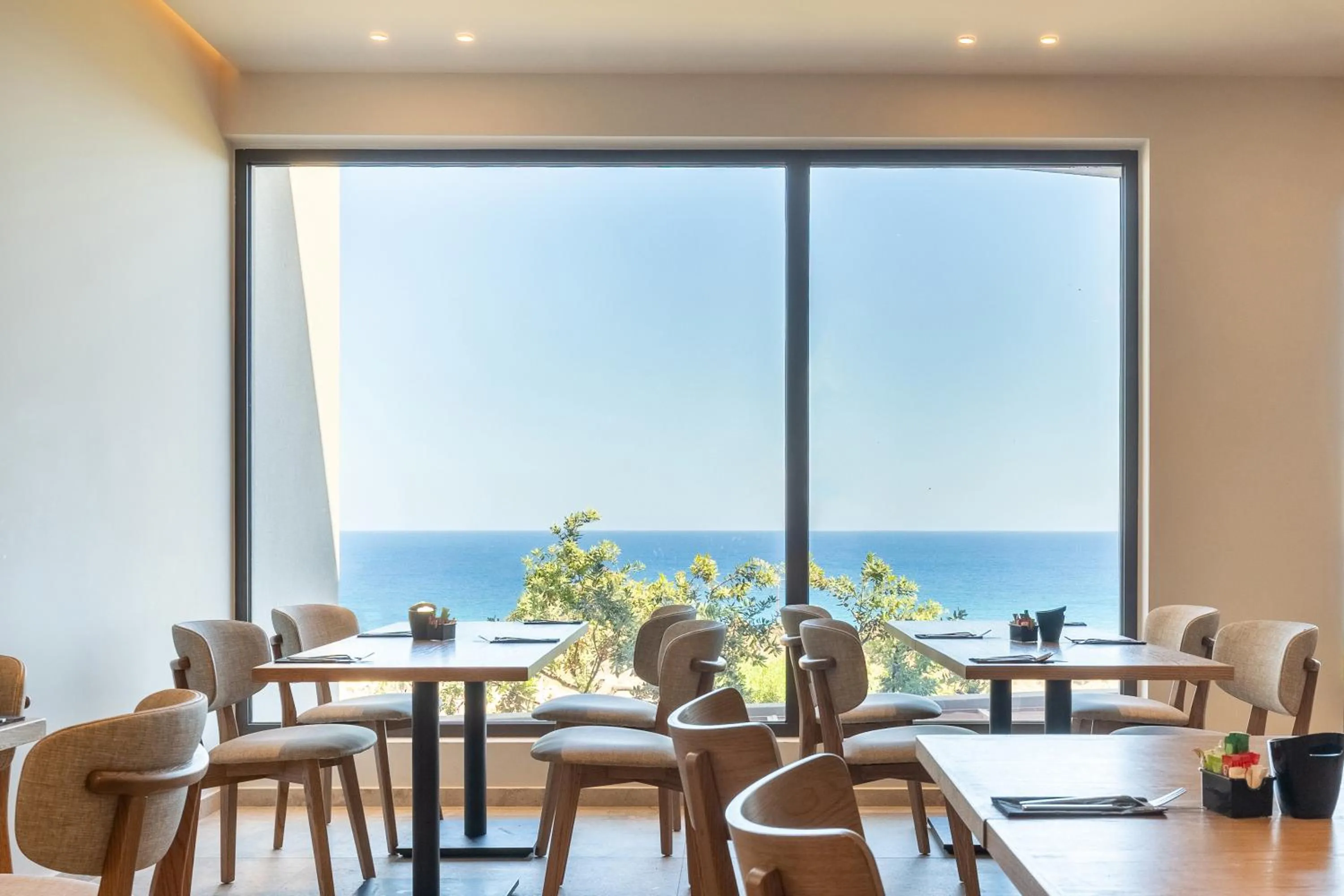 Restaurant/places to eat in Elios Hill