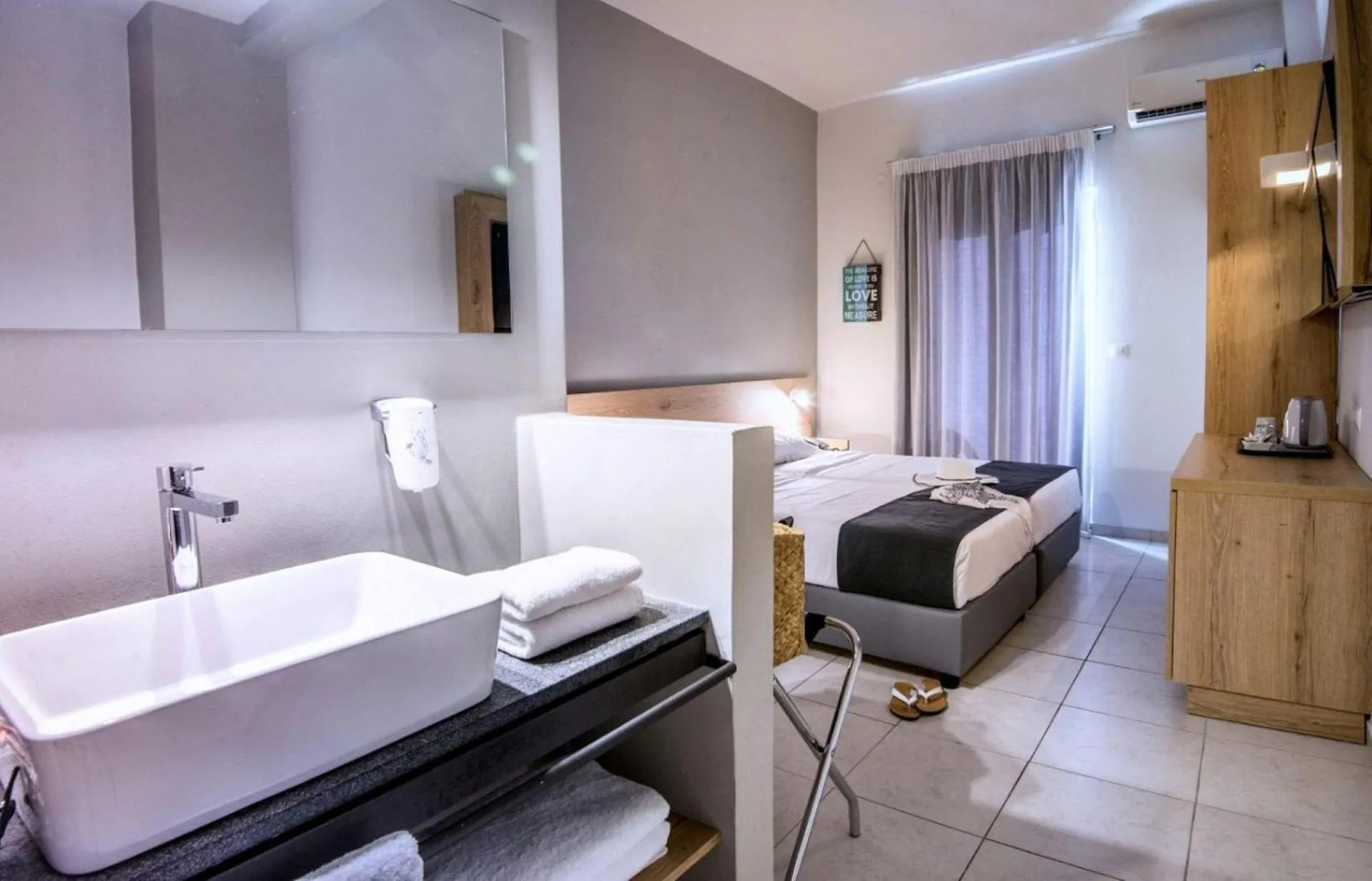 Bathroom, Bed in Zeus Hotels Neptuno Beach