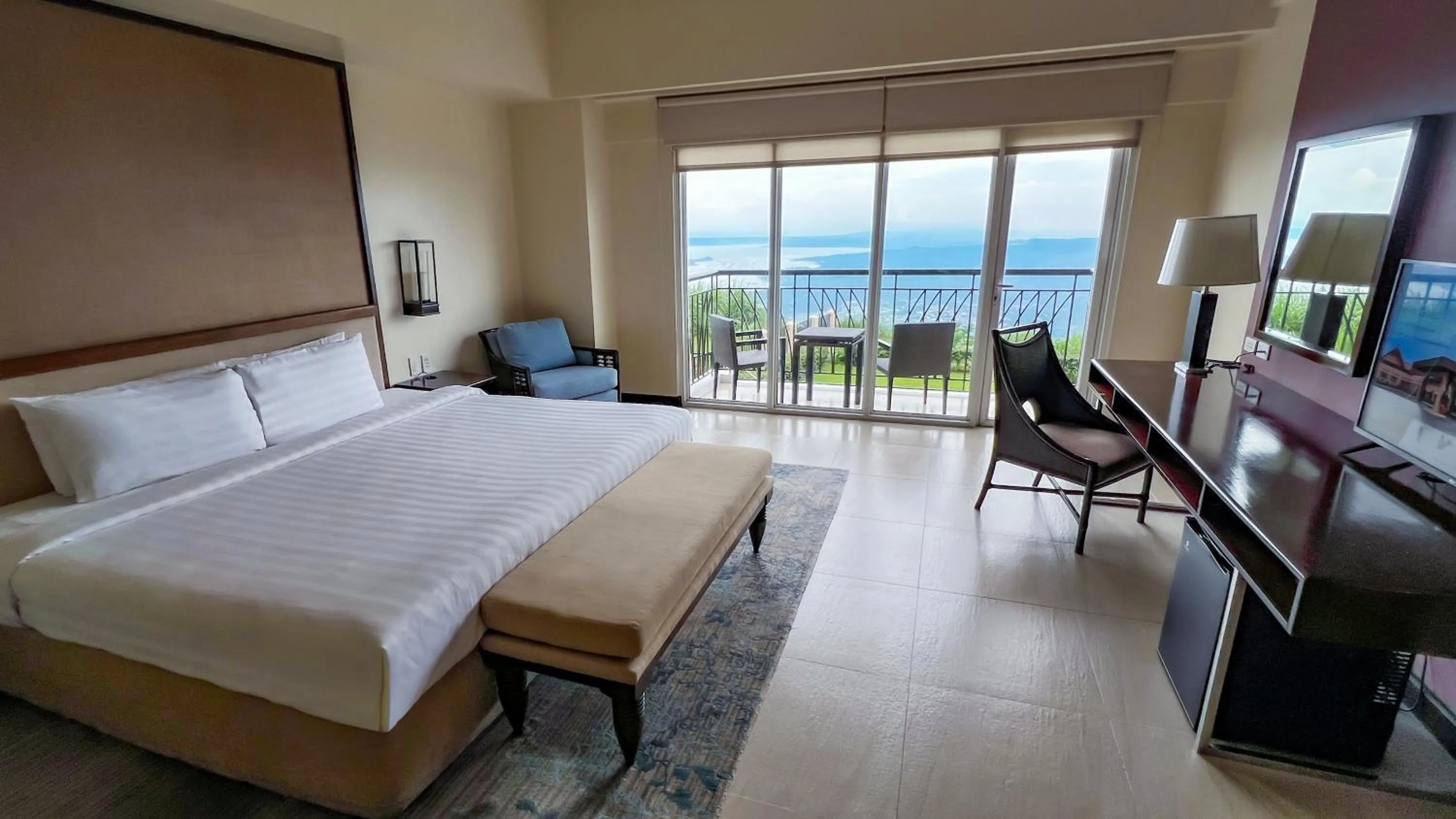 Bed in Taal Vista Hotel