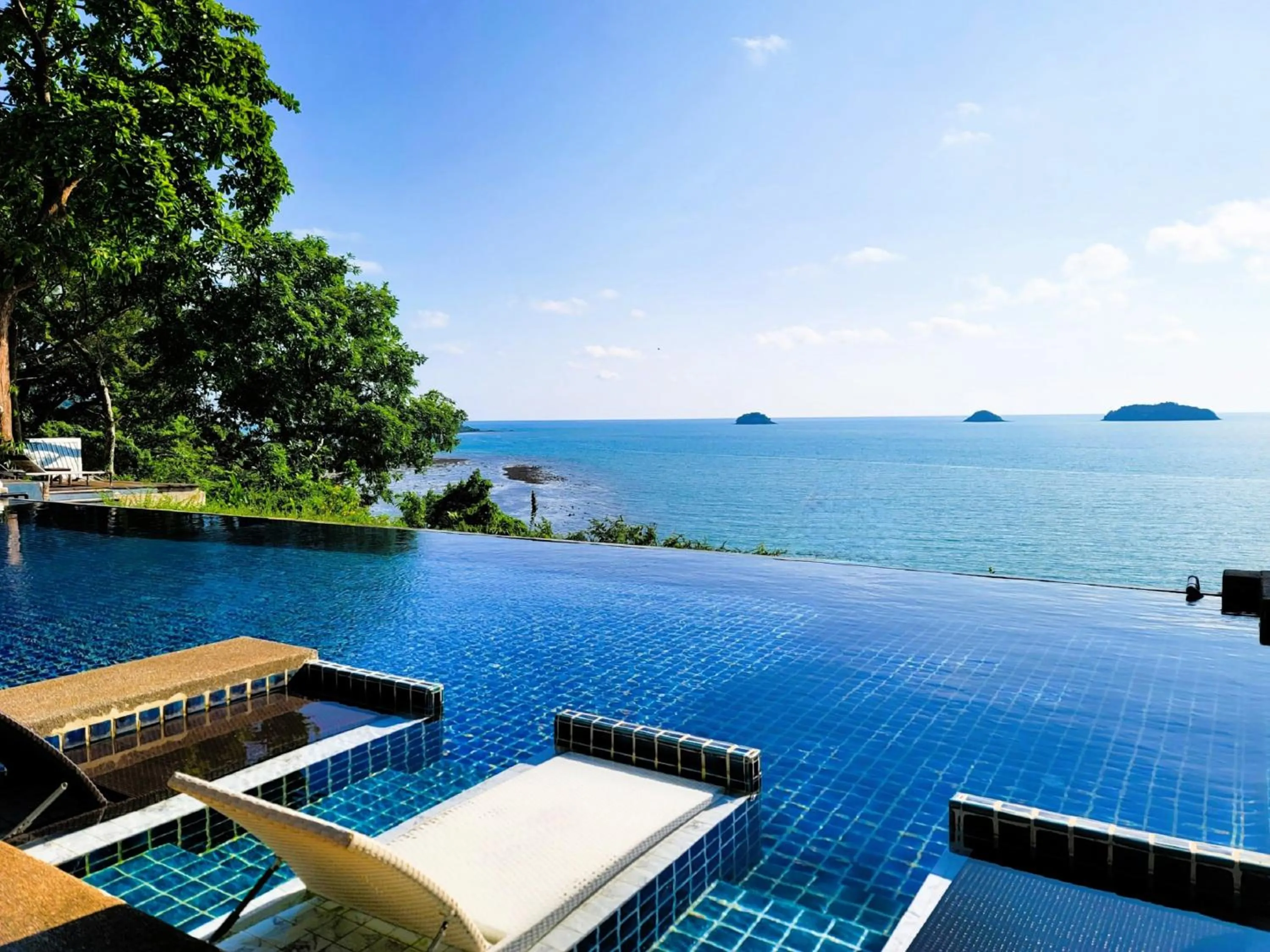 Swimming pool in Koh Chang Cliff Beach Resort