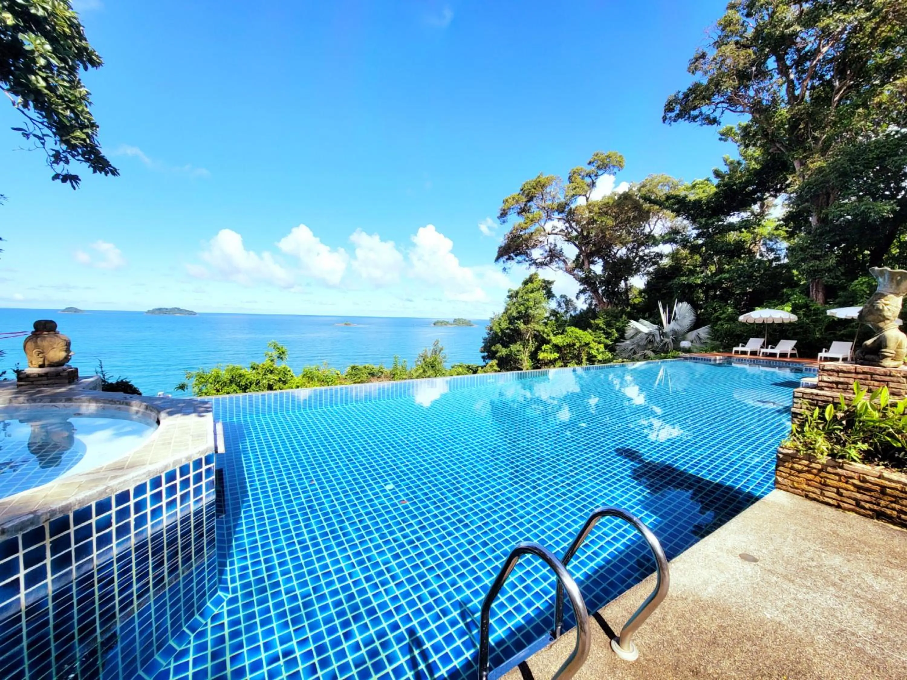 Swimming pool in Koh Chang Cliff Beach Resort