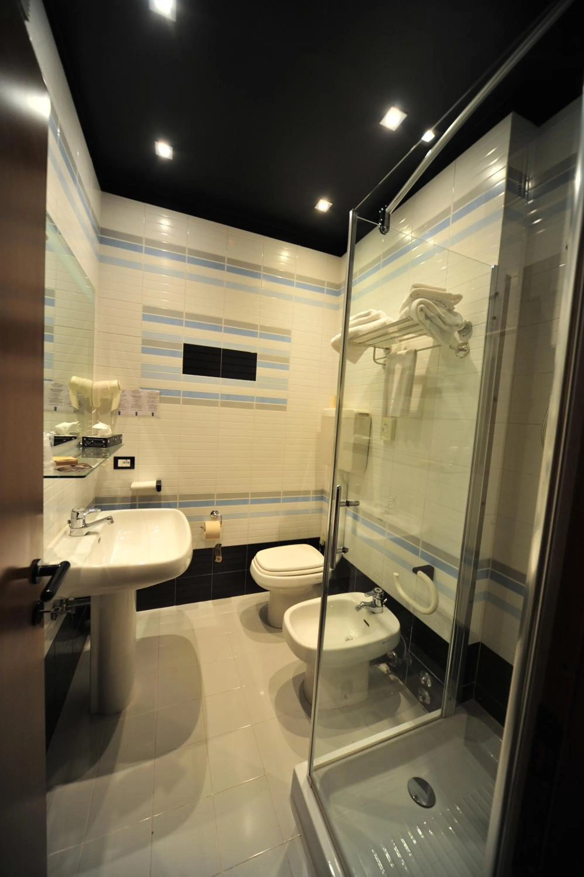 Shower in Hotel Liberty