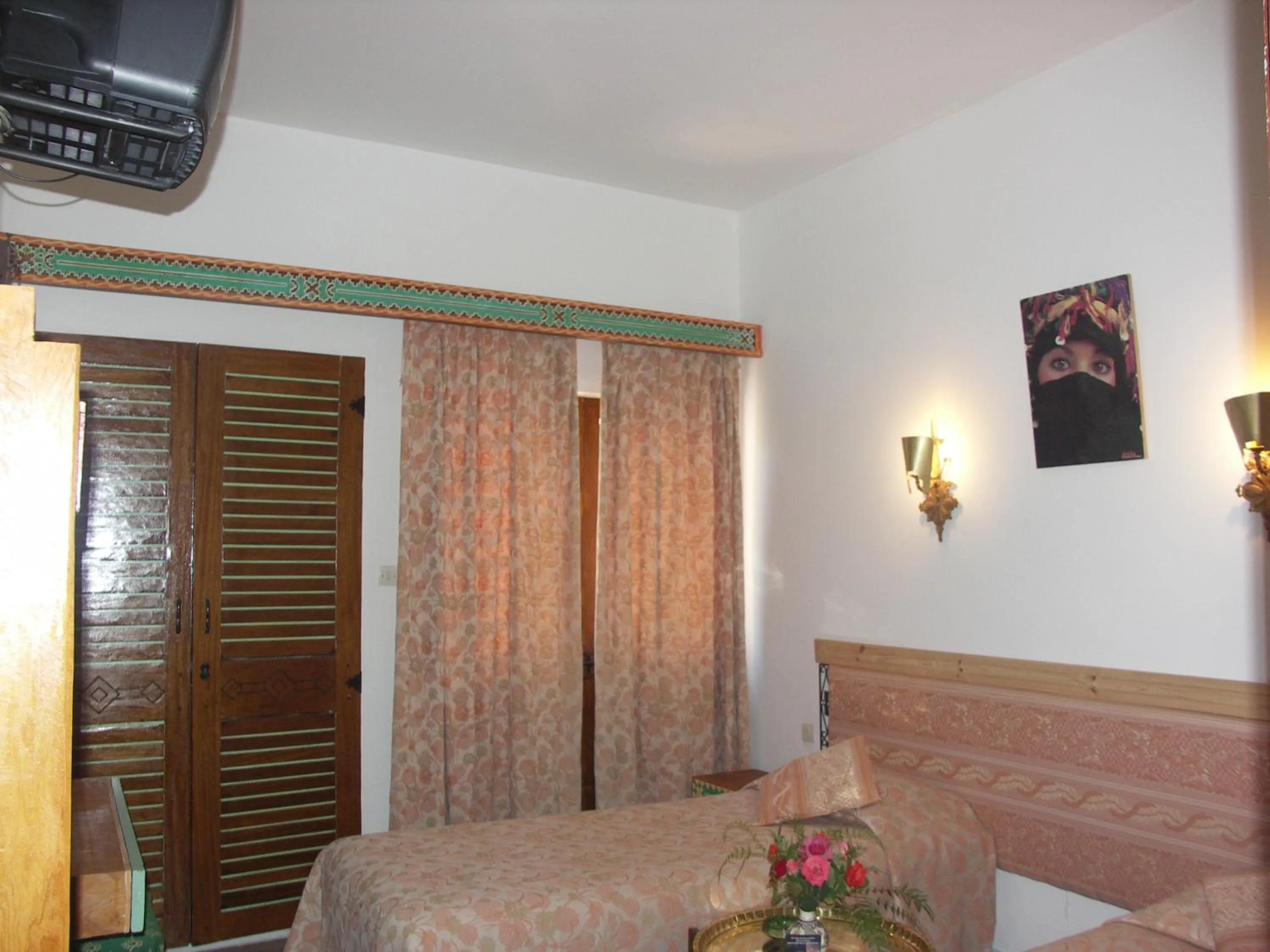 Photo of the whole room in Hôtel Le Tinsouline