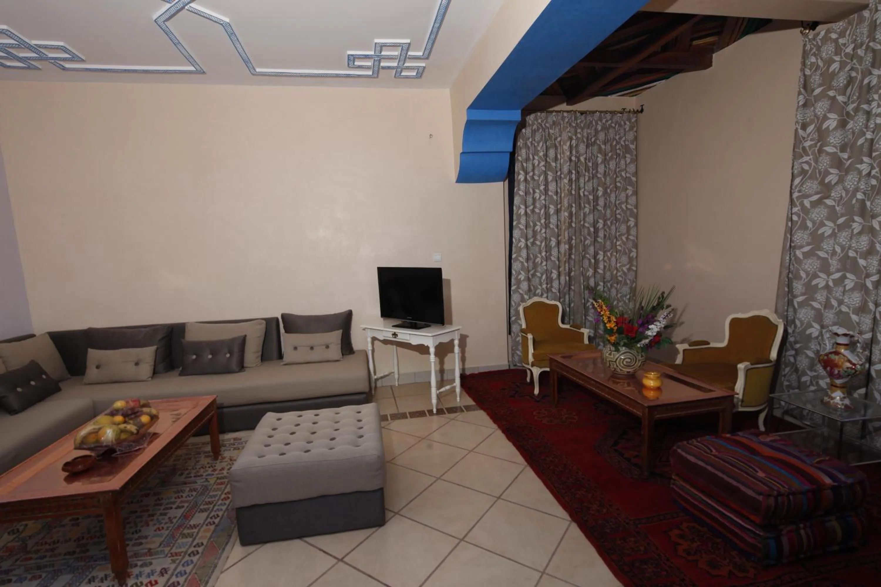 Communal lounge/ TV room in Hôtel Le Tinsouline