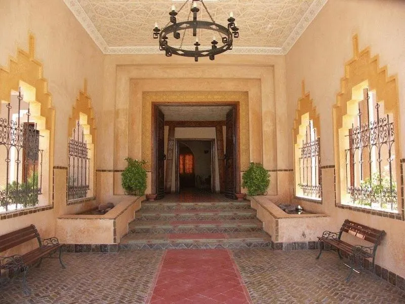 Facade/entrance in Hôtel Le Tinsouline