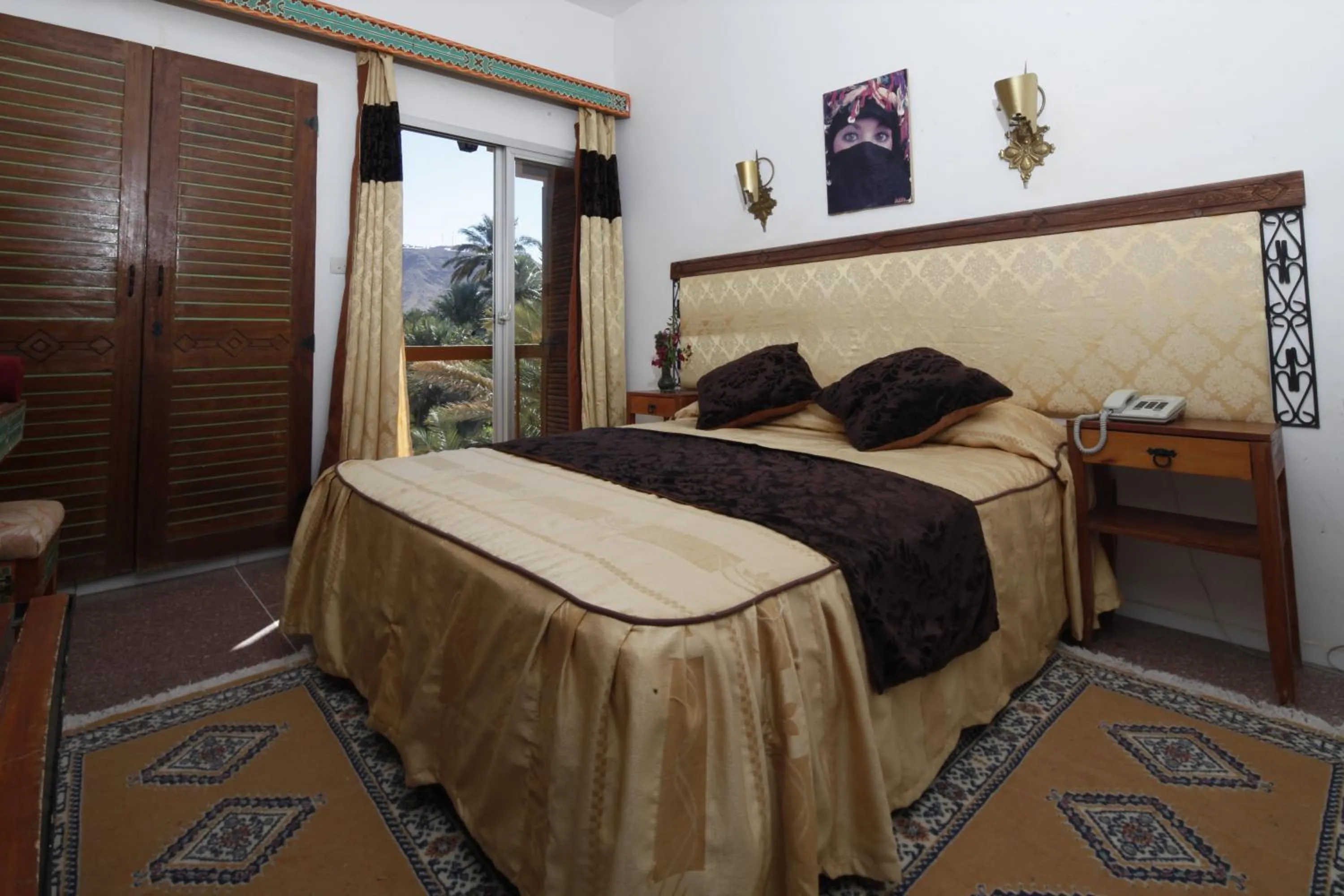 Garden view, Bed in Hôtel Le Tinsouline