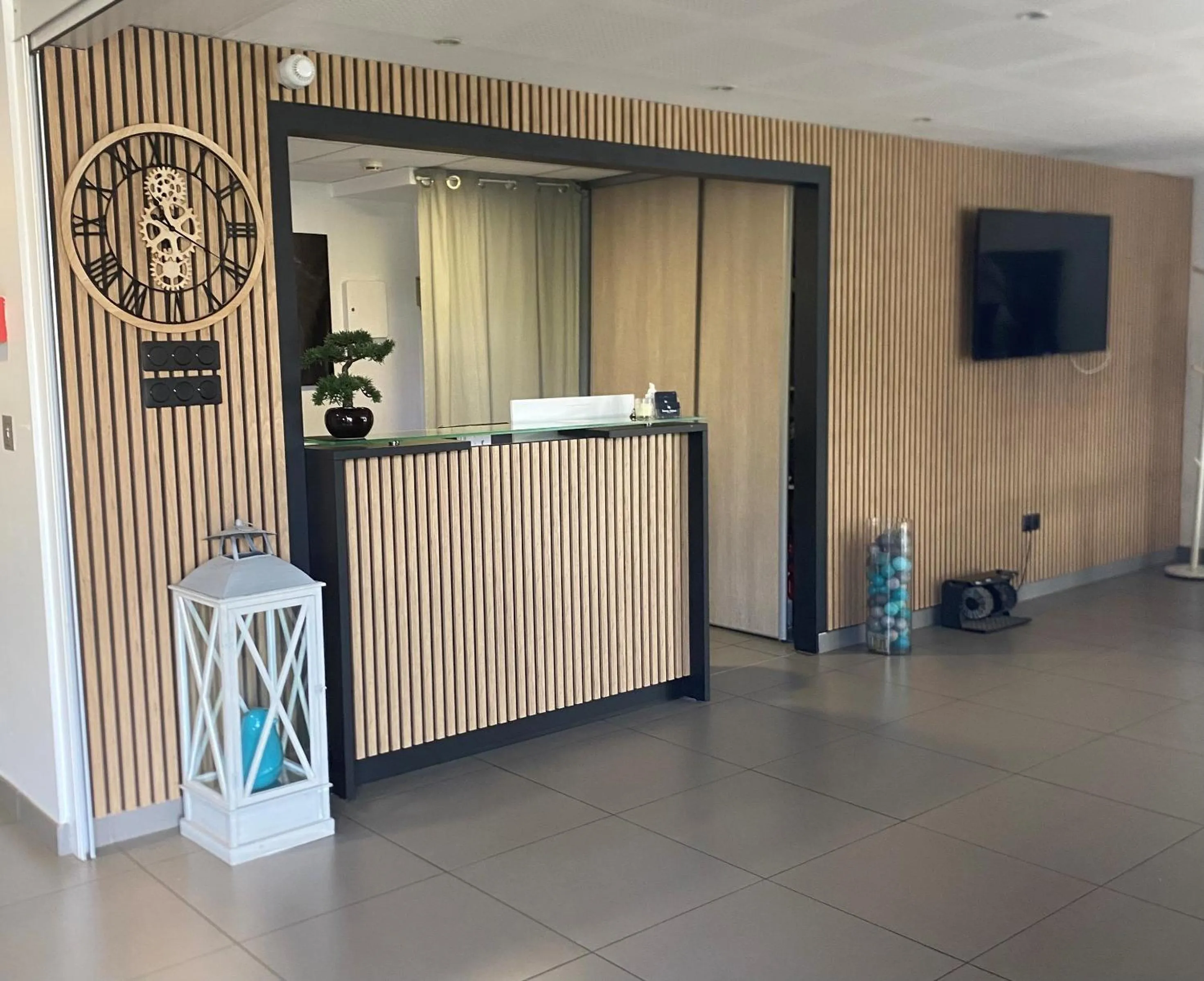 Lobby or reception in Temis hôtel Besançon