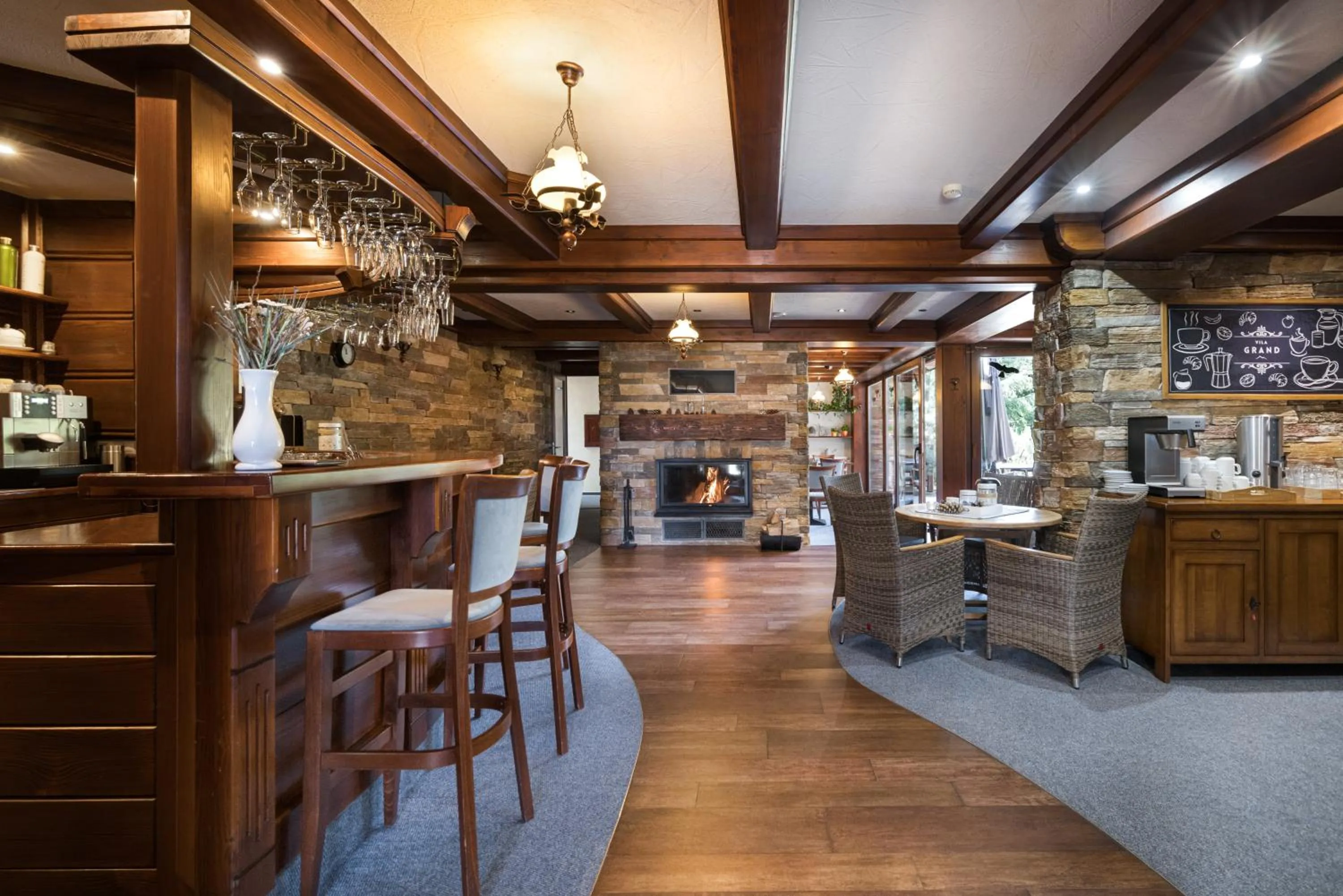 Restaurant/places to eat in Vila GRAND