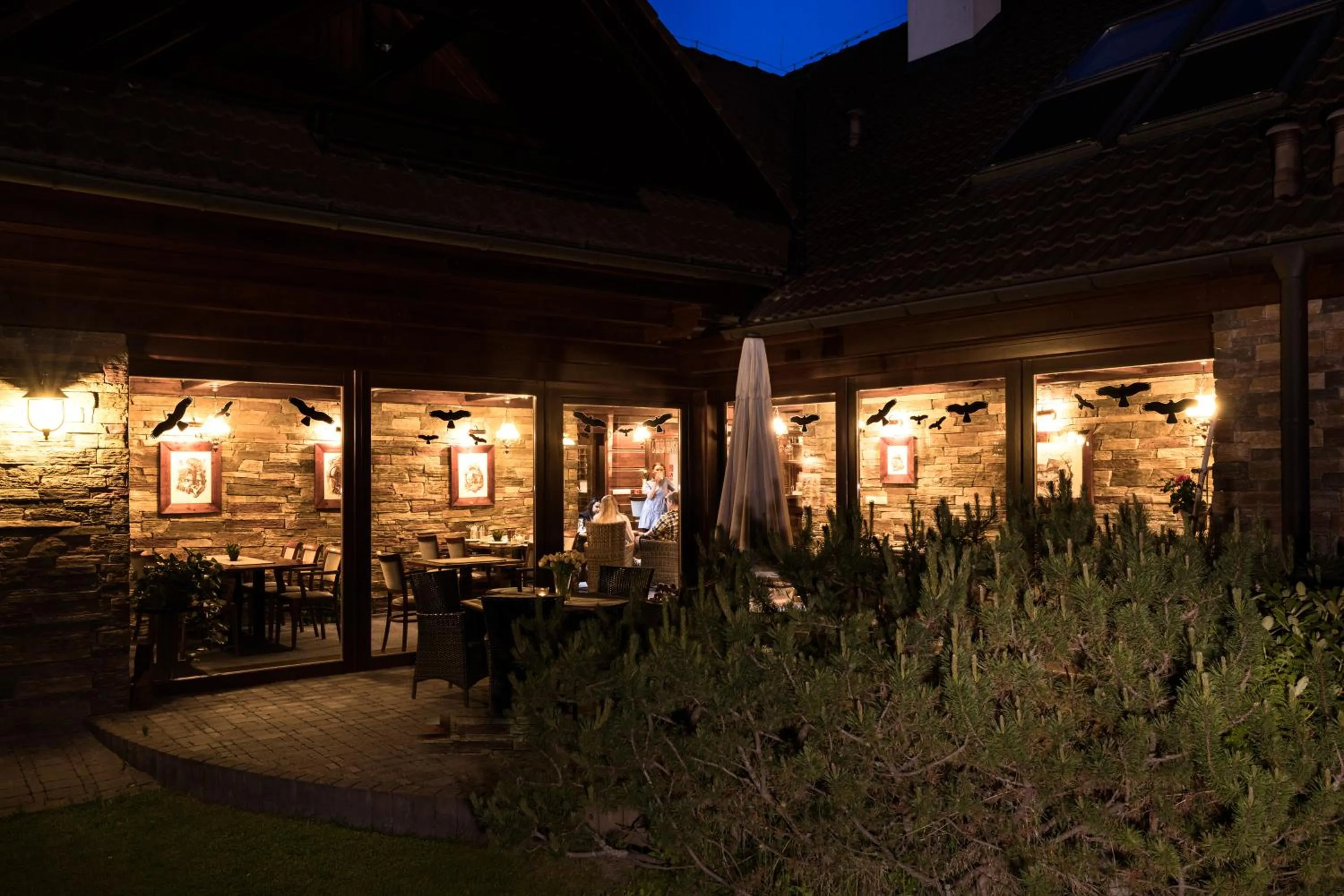 Restaurant/places to eat in Vila GRAND