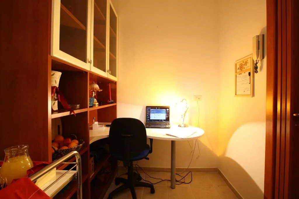 Decorative detail, Bed in B&B Cappuccino - Piazza Bologna Roma