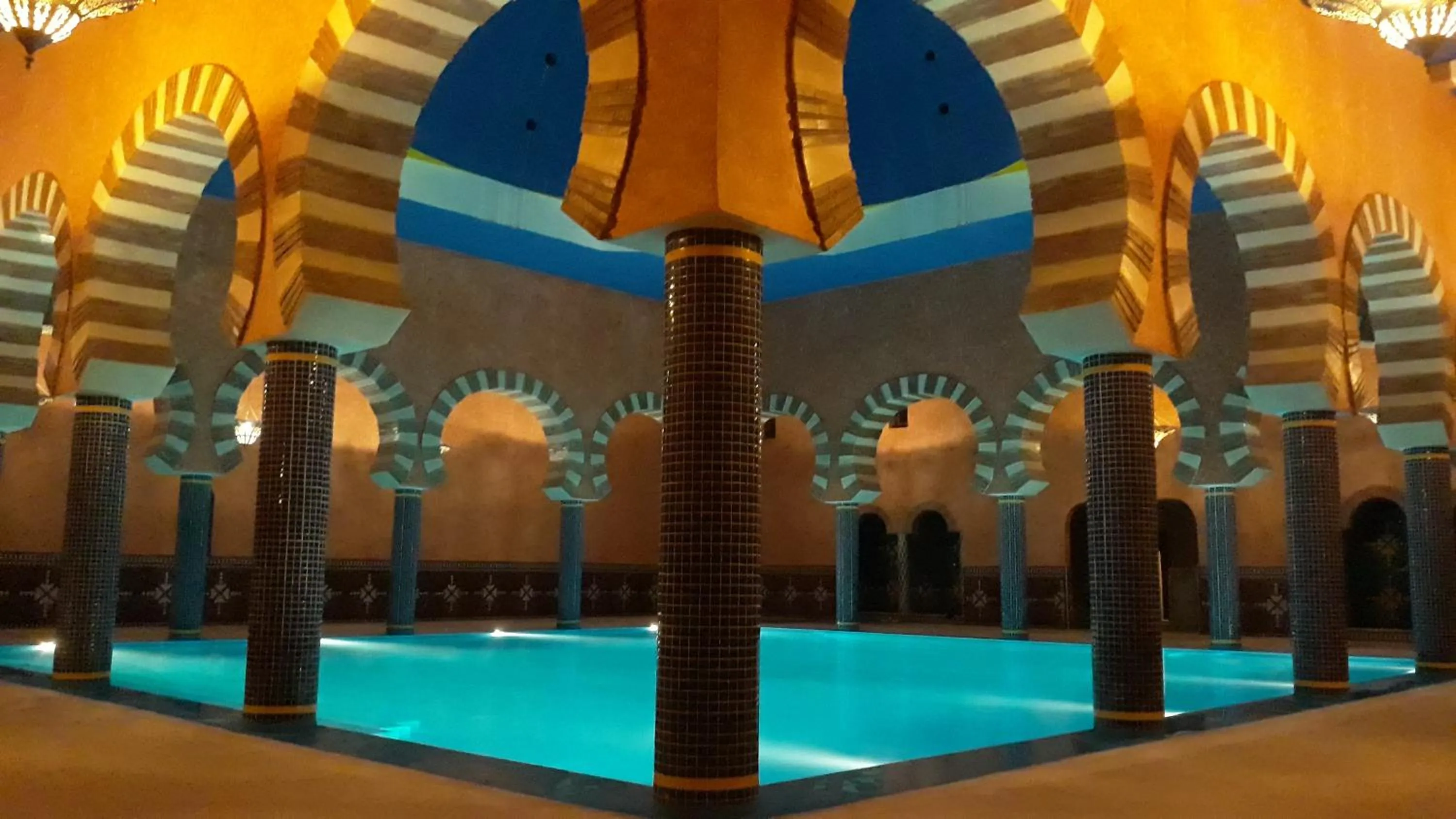 Swimming pool in Hotel Kasbah Azalay