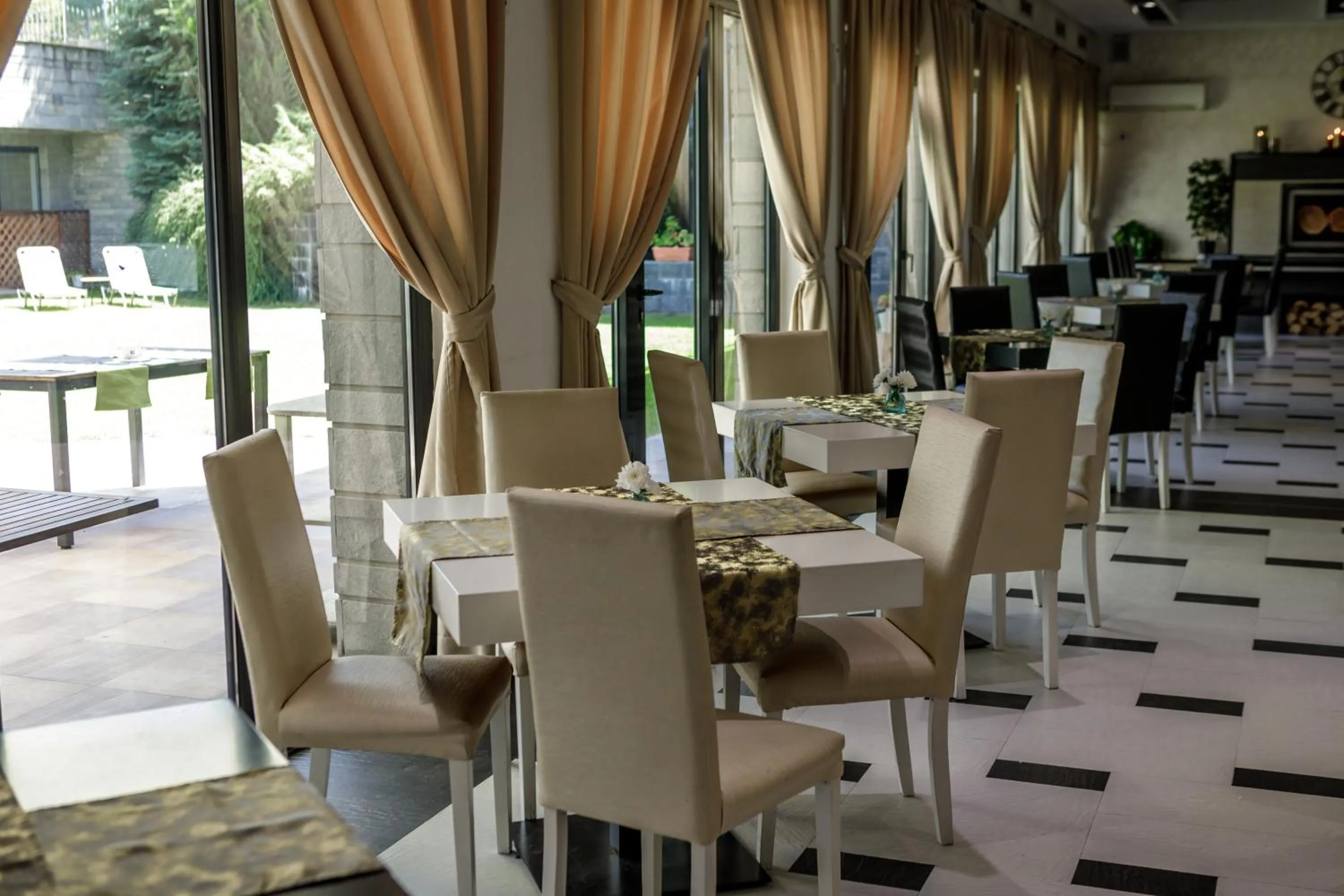 Restaurant/places to eat in Saint George Palace Aparthotel