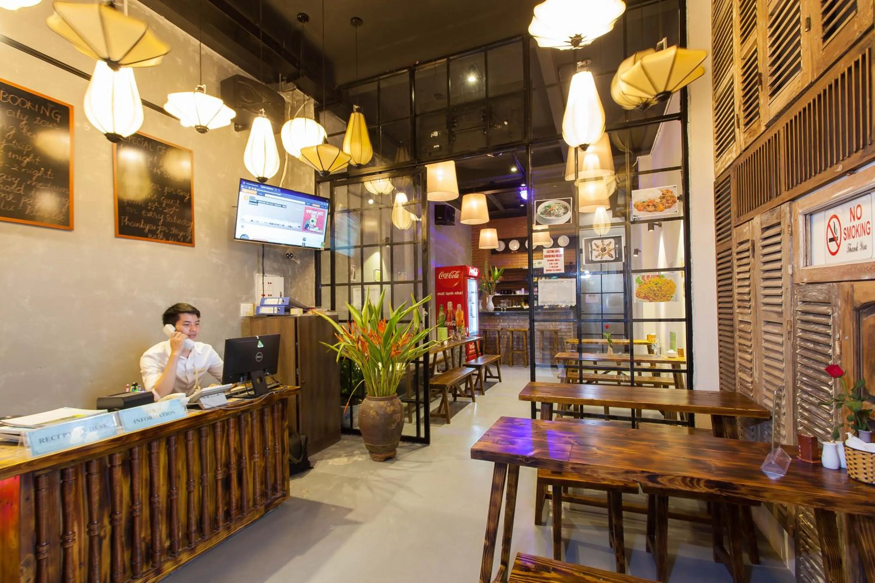 Breakfast in Luxury Backpakers Hotel