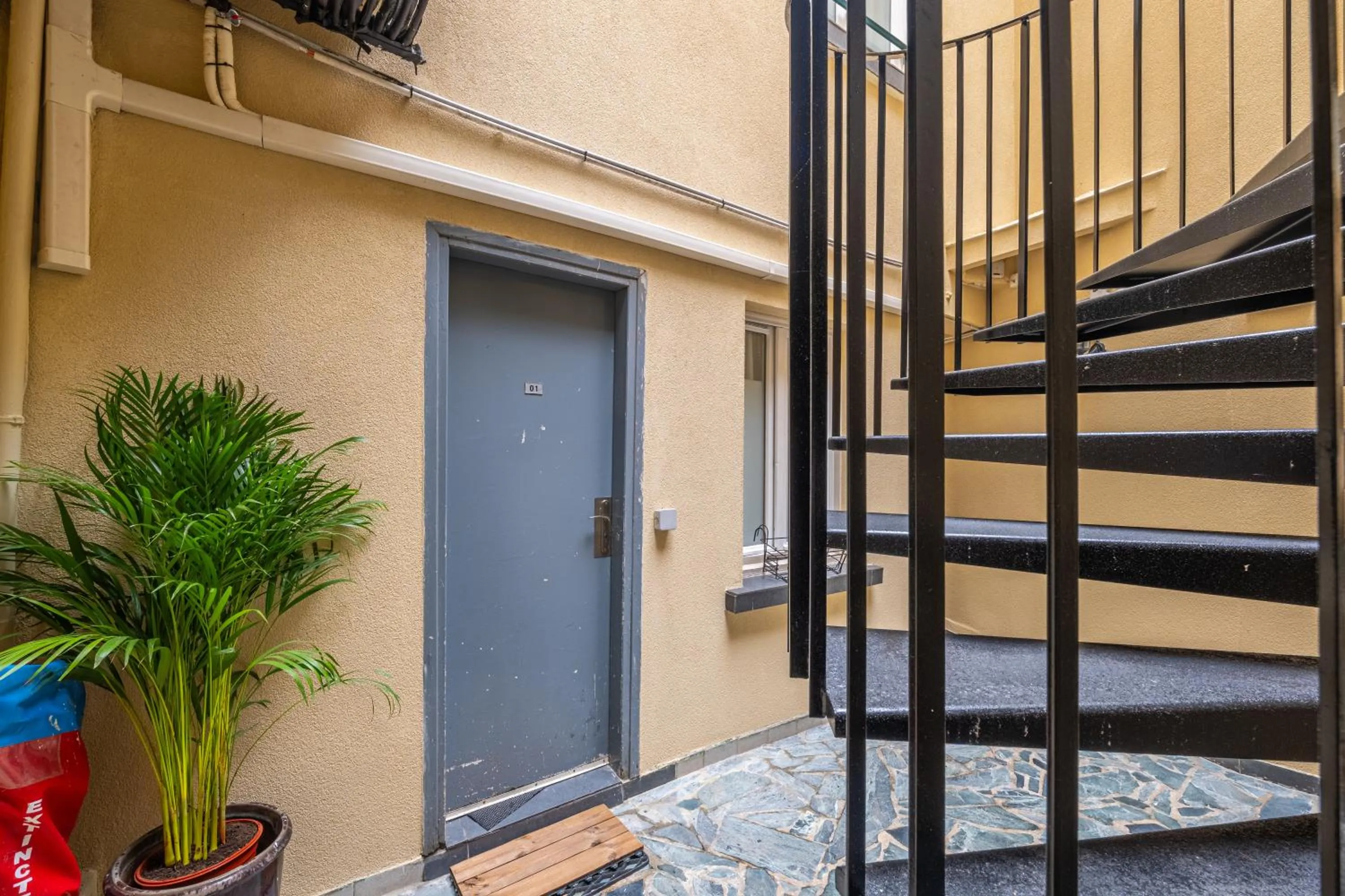 Inner courtyard view in Relais Bergson