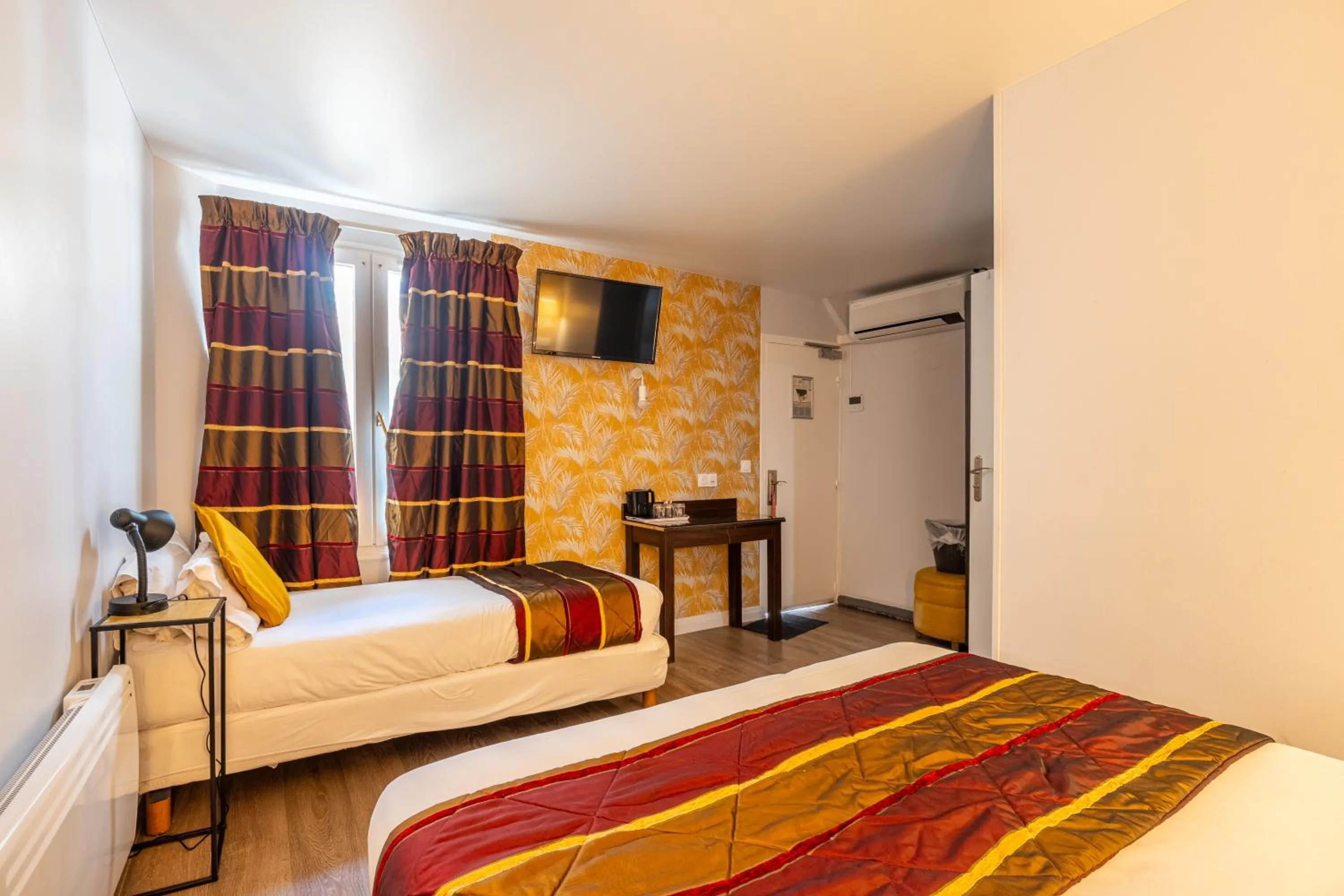 Photo of the whole room, Bed in Relais Bergson