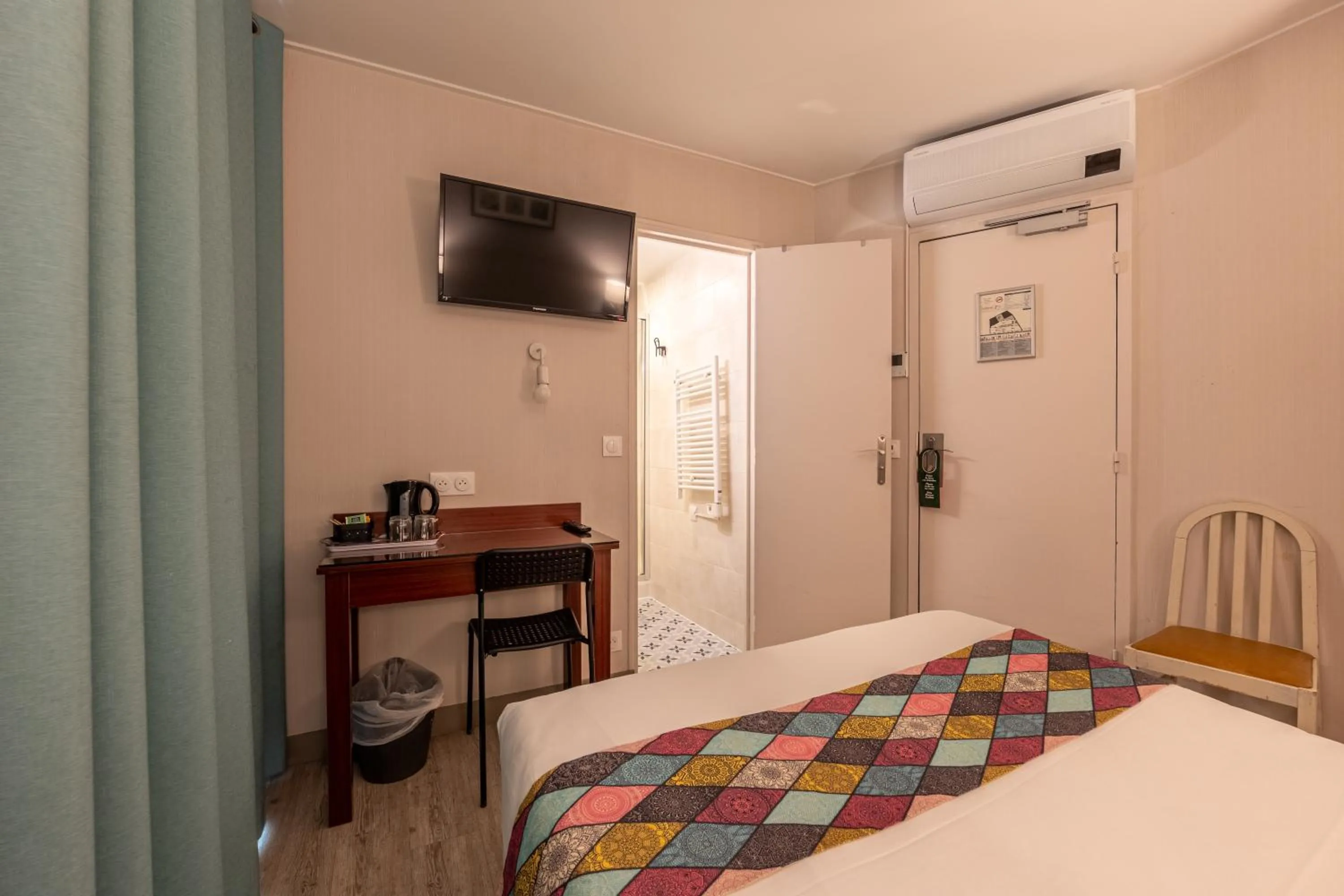 Photo of the whole room, Bed in Relais Bergson