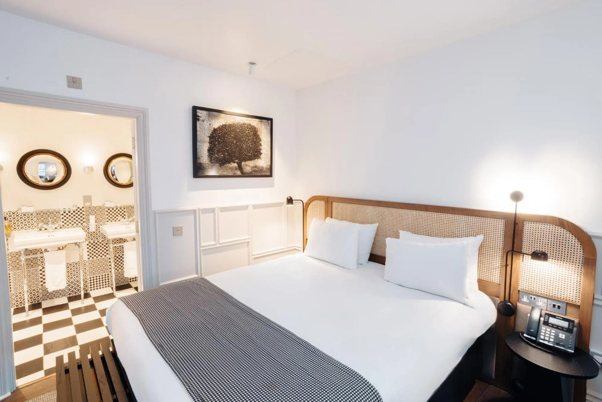 Bed in Leicester House Hotel