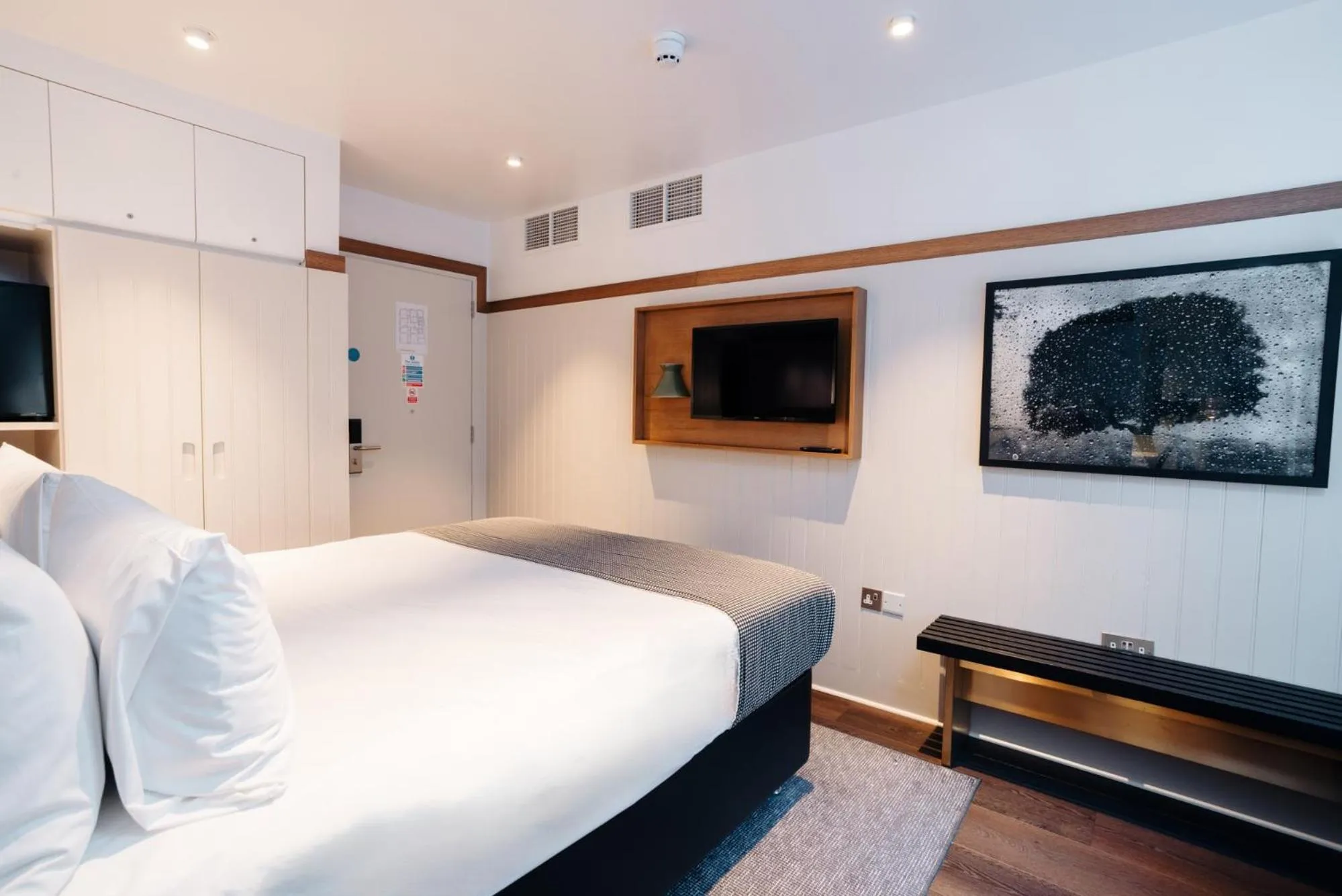 Bed in Leicester House Hotel