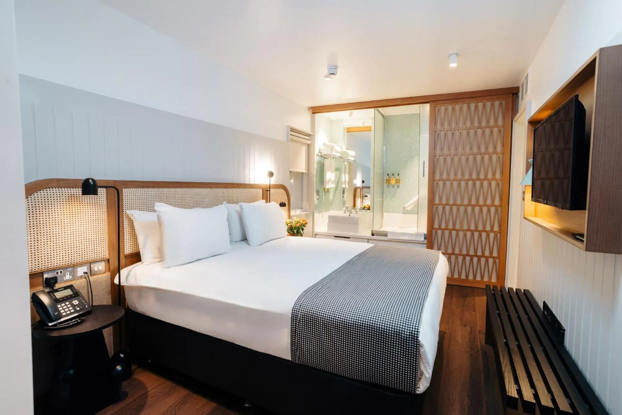 Bed in Leicester House Hotel