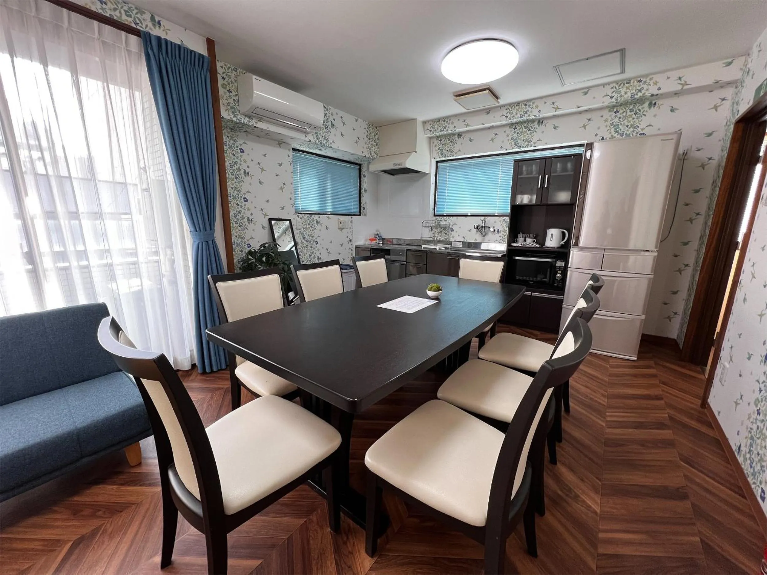 Communal lounge/ TV room in Hondori Inn