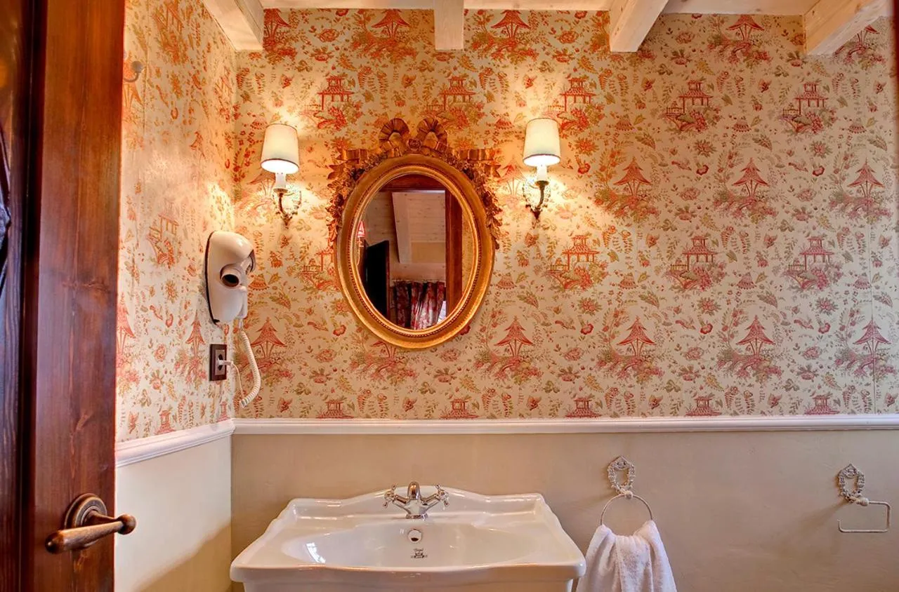 Bathroom in Hotel Boutique Real Posada De Liena con jacuzzi y Restaurante Liena