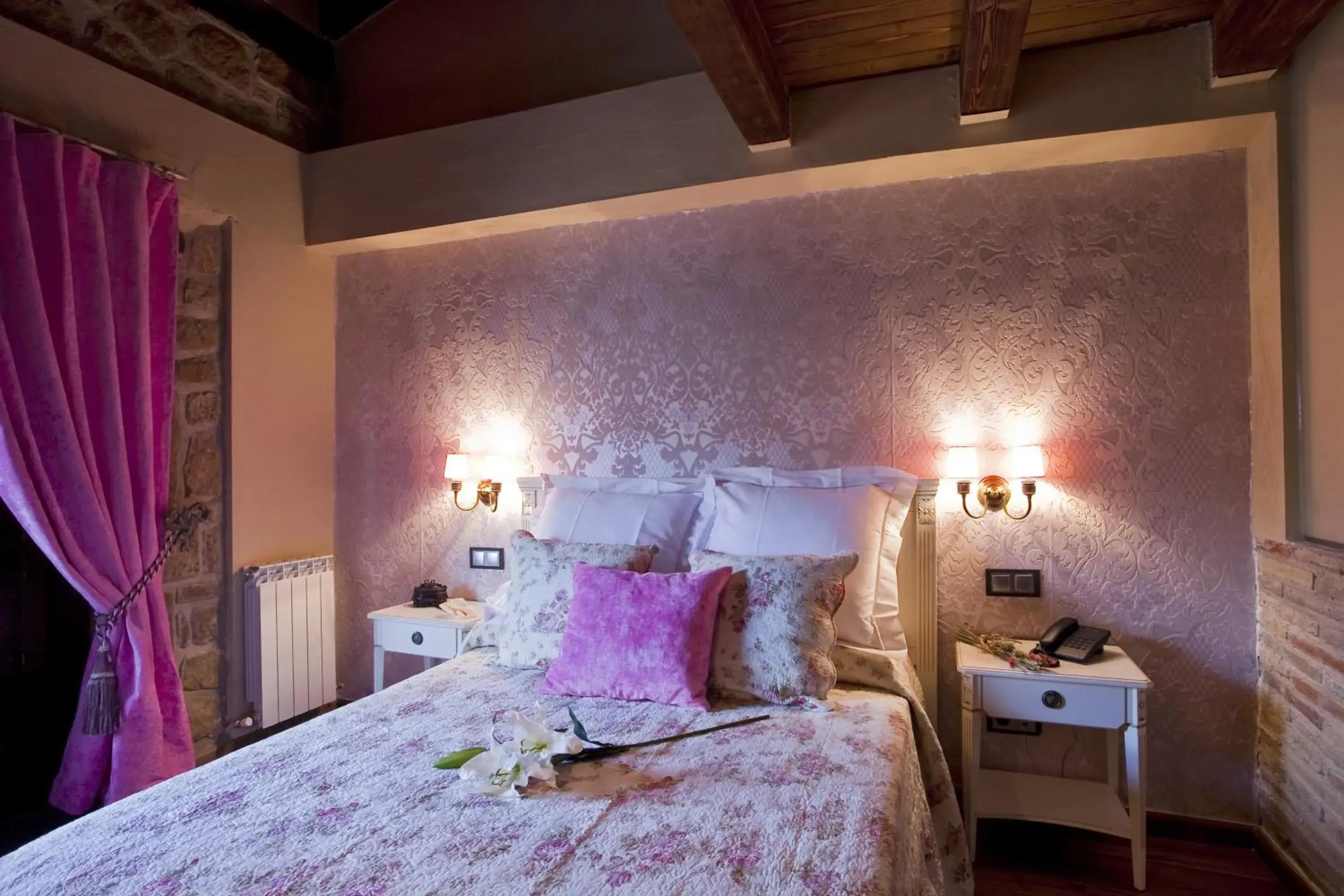 Triple Room in Hotel Boutique Real Posada De Liena con jacuzzi y Restaurante Liena Triple Room in Hotel Boutique Real Posada De Liena con jacuzzi y Restaurante Liena