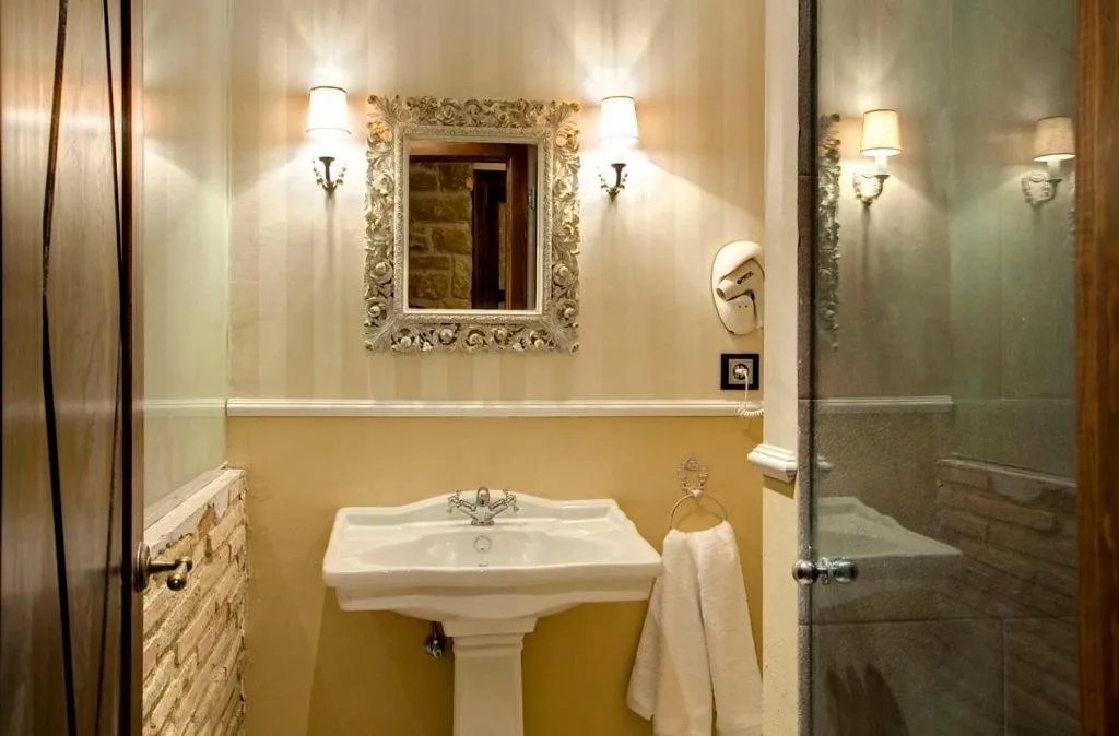 Bathroom in Hotel Boutique Real Posada De Liena con jacuzzi y Restaurante Liena