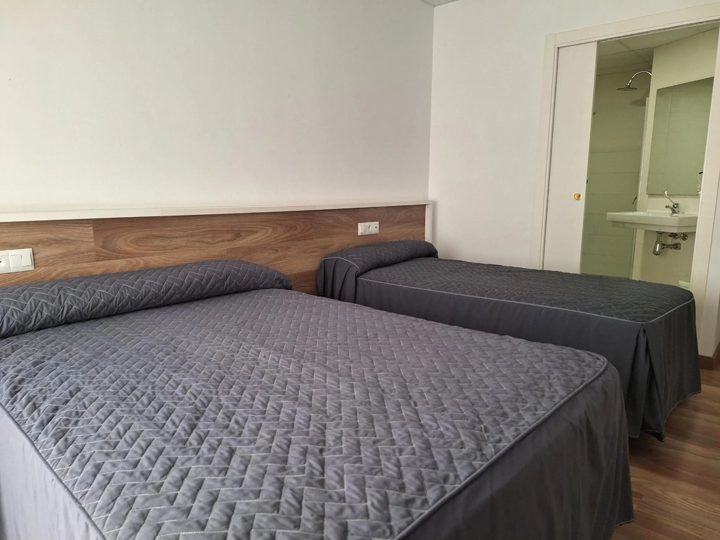 Bathroom, Bed in Hotel Xauen