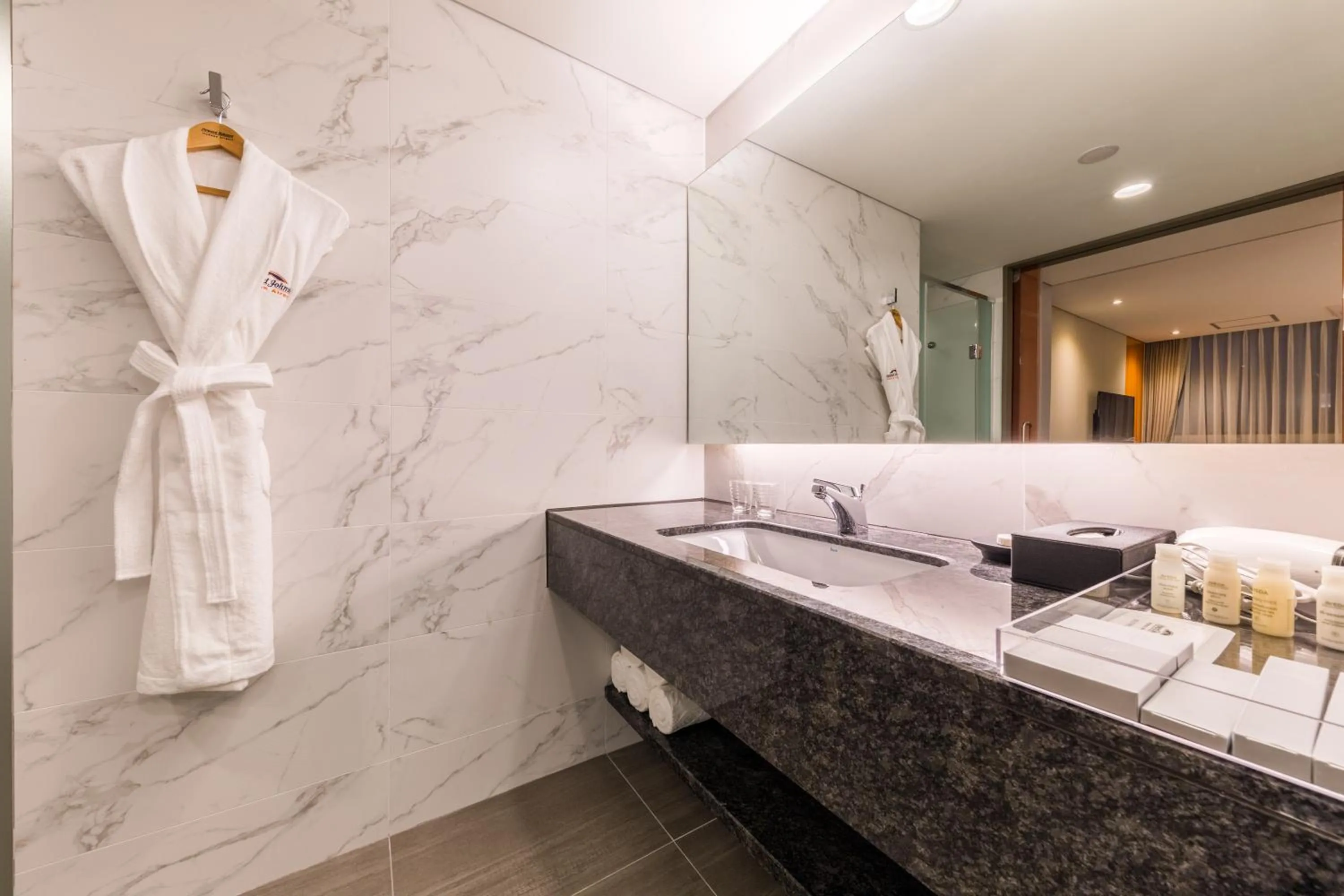 Bathroom in Howard Johnson by Wyndham Incheon Airport